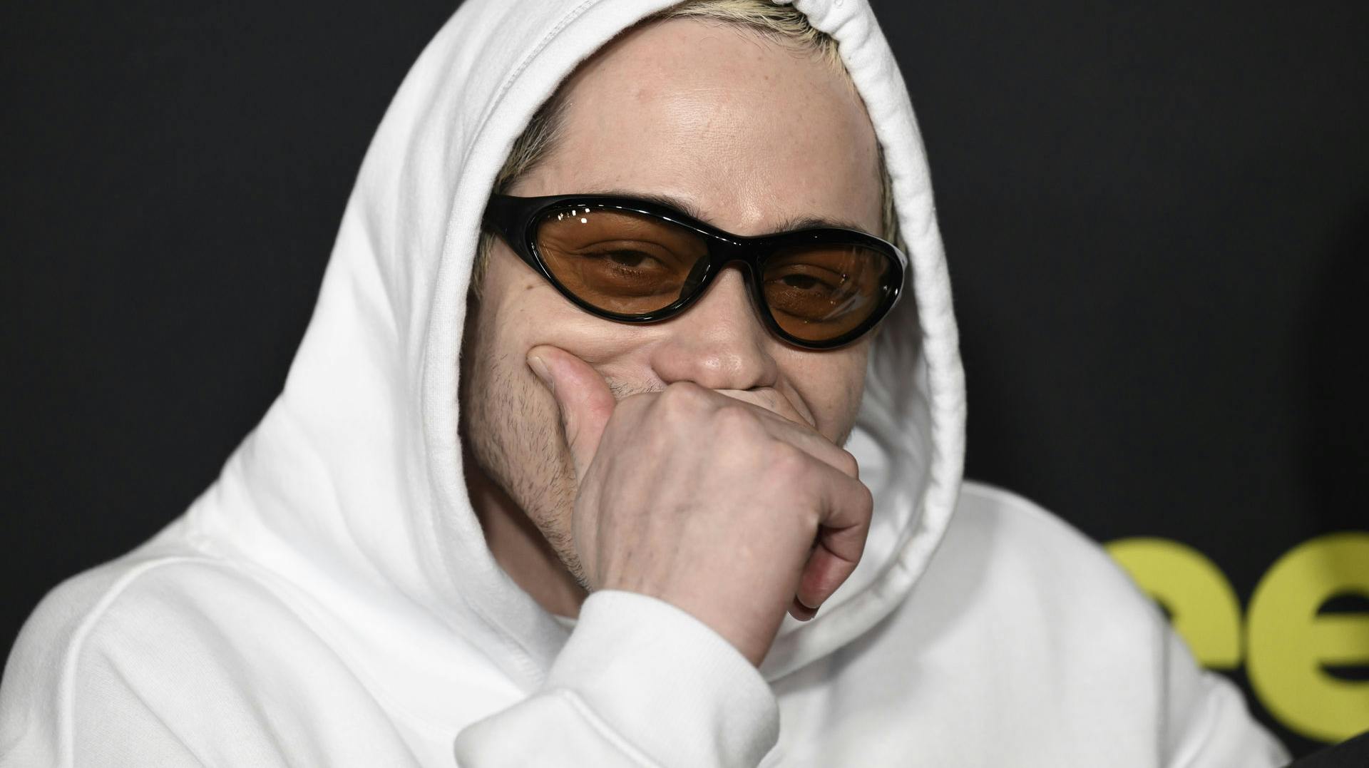 Pete Davidson har været både mørk- og lyshåret, men vist aldrig skaldet... før nu.