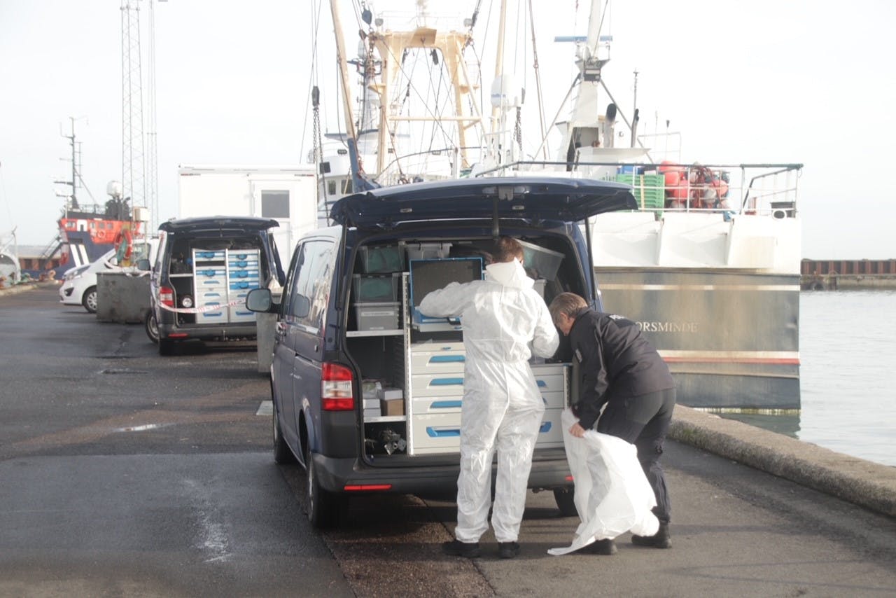 Politiets teknikere er torsdag til stede på havnen i Thyborøn, hvor de efterforsker et drab.