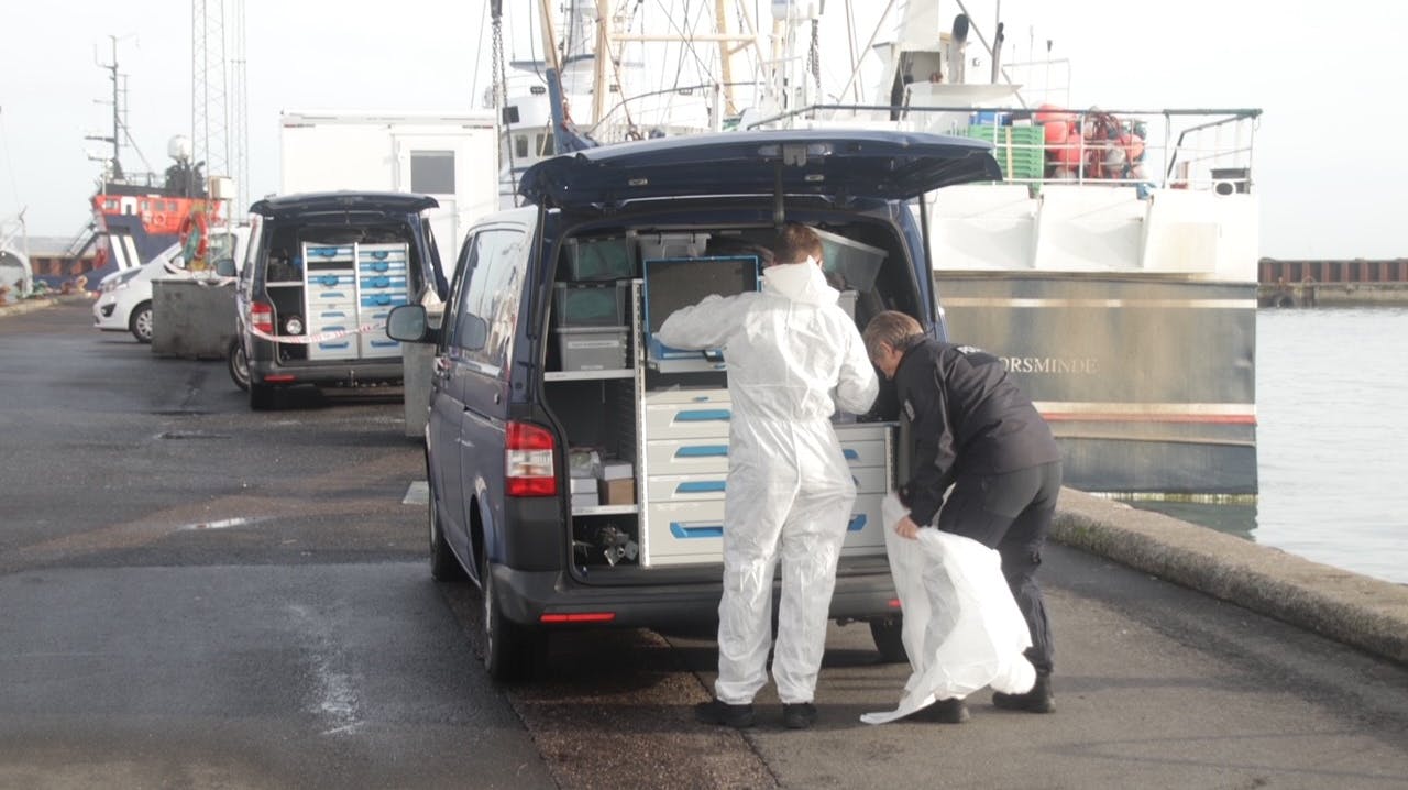 Politiets teknikere er torsdag til stede på havnen i Thyborøn, hvor de efterforsker et drab.