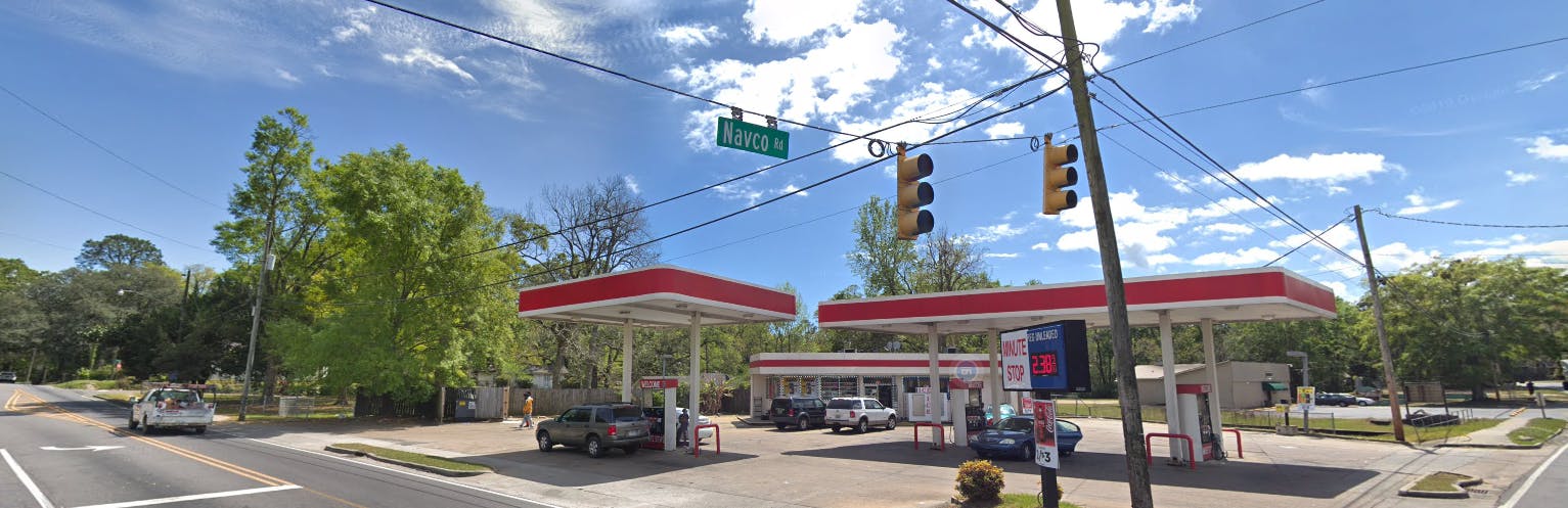 På parkeringspladsen i krydset mellem McVay Drive og Navco Road i byen Mobile gjorde personalet på en tank et chokerende fund&nbsp;