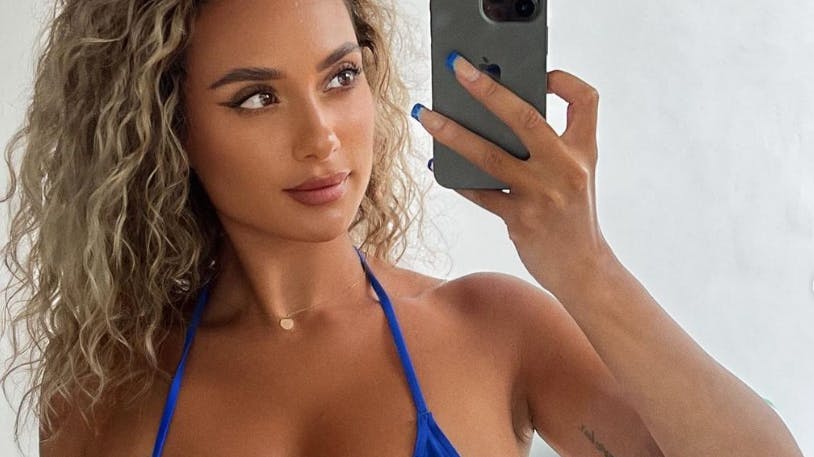 Toni Camille har fundet ud af, at hun kan tjene skejs på at være hot.