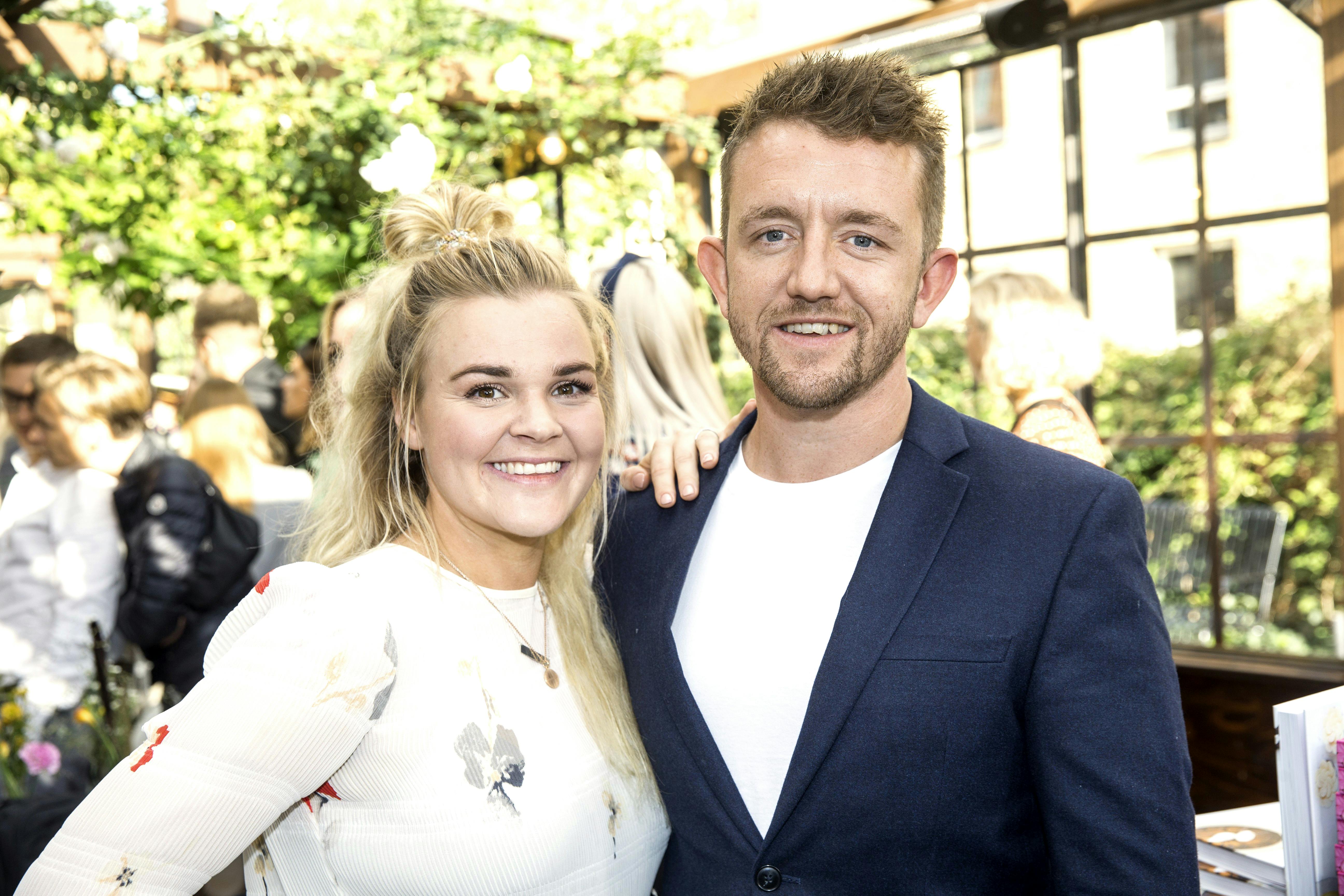 Liv Martine Hansen og hendes mand Mads Niemann har fået en træls start på familieferien. 