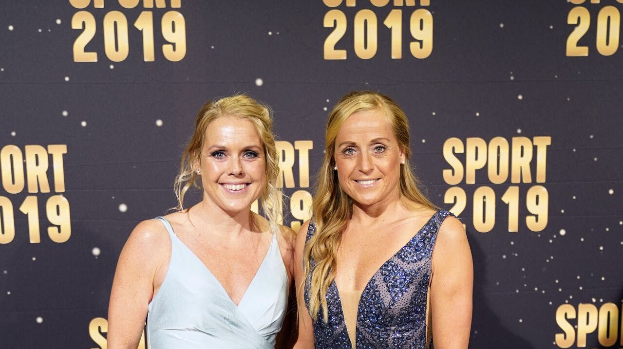 Triatleterne Camille Pedersen og Michelle Vesterby (th) ankommer til Sport 2019 i Boxen i Herning lørdag den 4. januar 2020. . Nu er Michelle Vesterby dømt for tre måneders karantæne.
