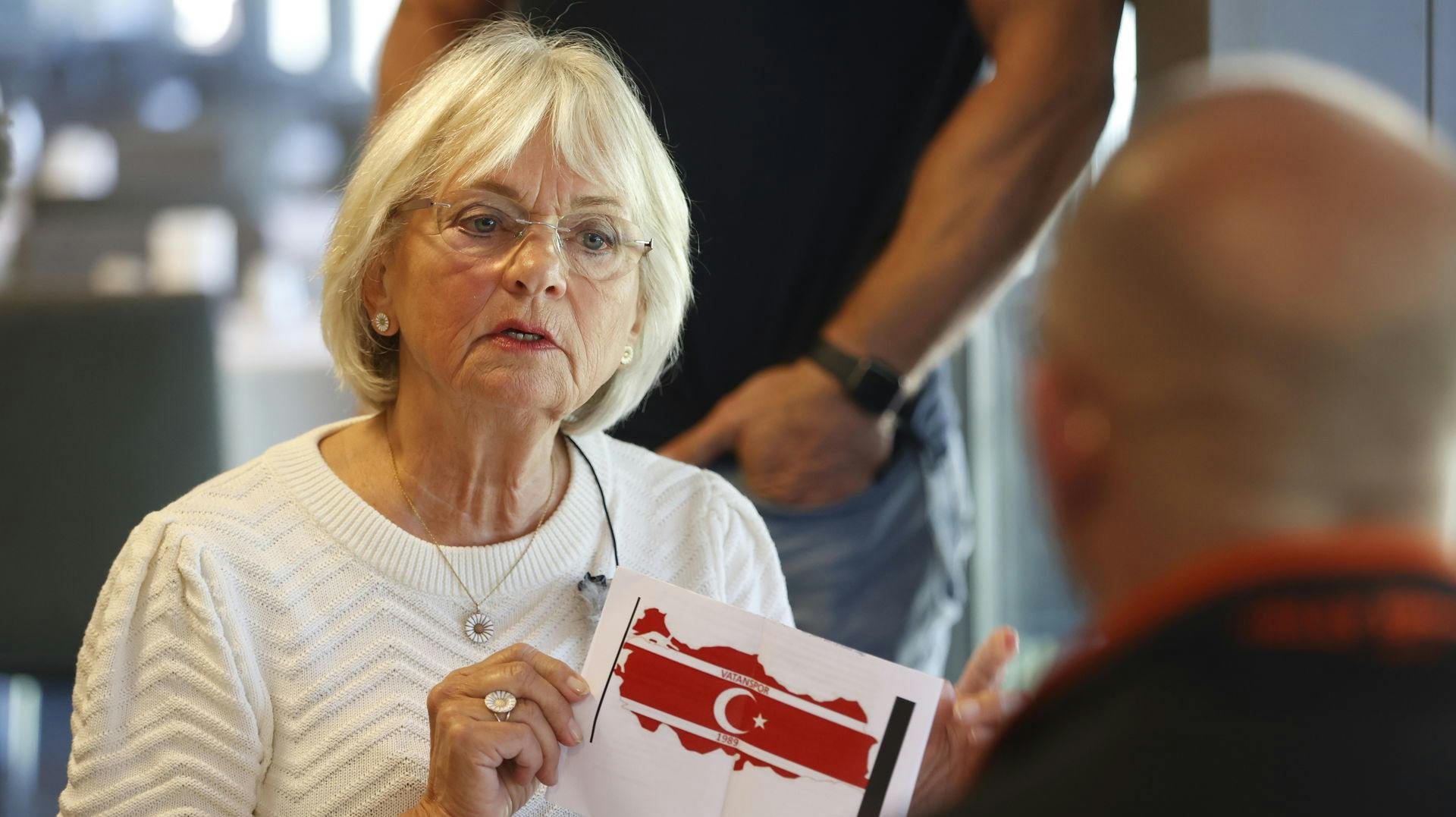 I sommer var den gal, da Vatanspor serverede kebab på Ceres Arena i Aarhus. Nu er Pia Kjærsgaard utilfreds med, at man ikke oplyser Parkens tilskuere om, at halalslagtet kød støtter Islamisk Trossamfund.