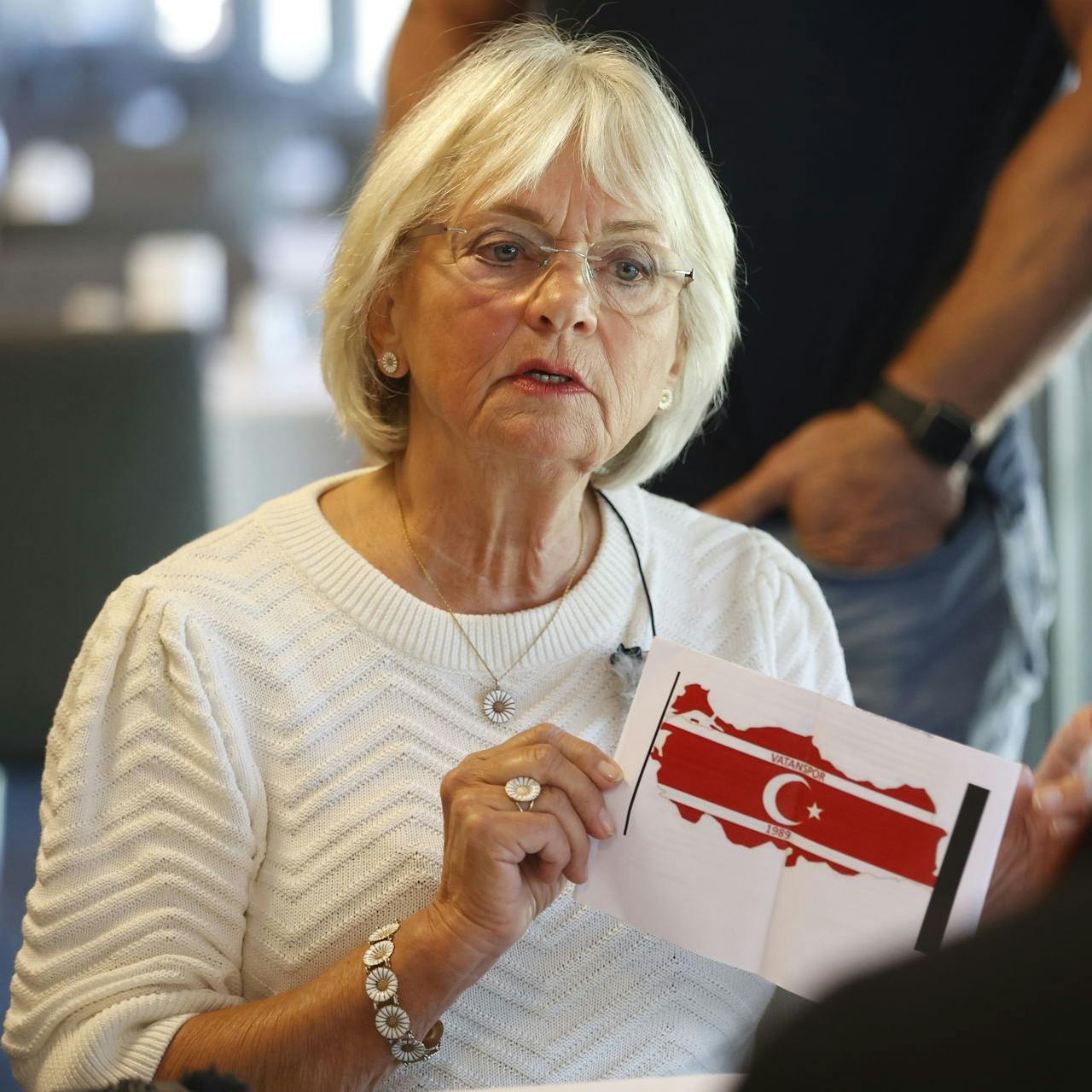 I sommer var den gal, da Vatanspor serverede kebab på Ceres Arena i Aarhus. Nu er Pia Kjærsgaard utilfreds med, at man ikke oplyser Parkens tilskuere om, at halalslagtet kød støtter Islamisk Trossamfund.