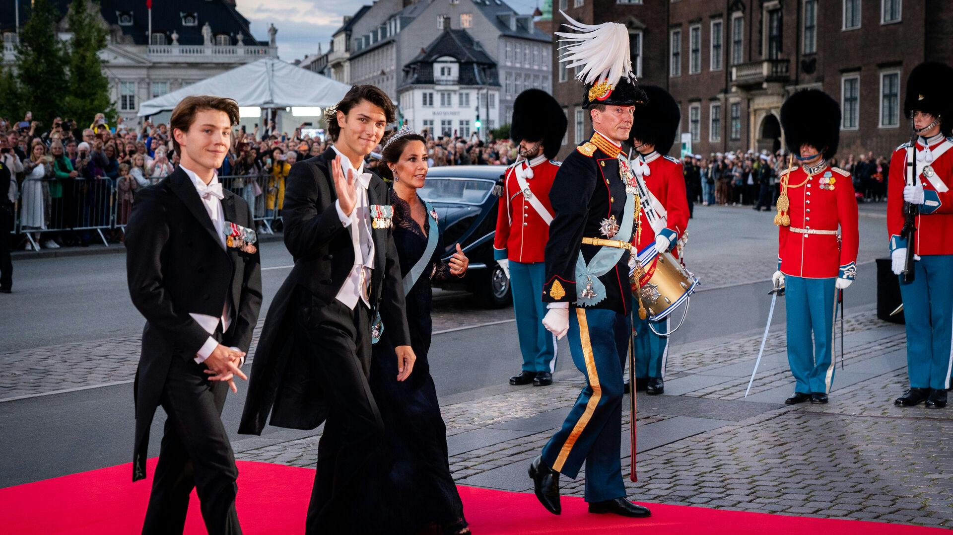 Grev Nikolai har oprettet sin personlige Instagram-konto. Her er det kommet frem, at han blandt andet får fritiden til at gå med at spille padeltennis med en dansk landsholdsspiller.