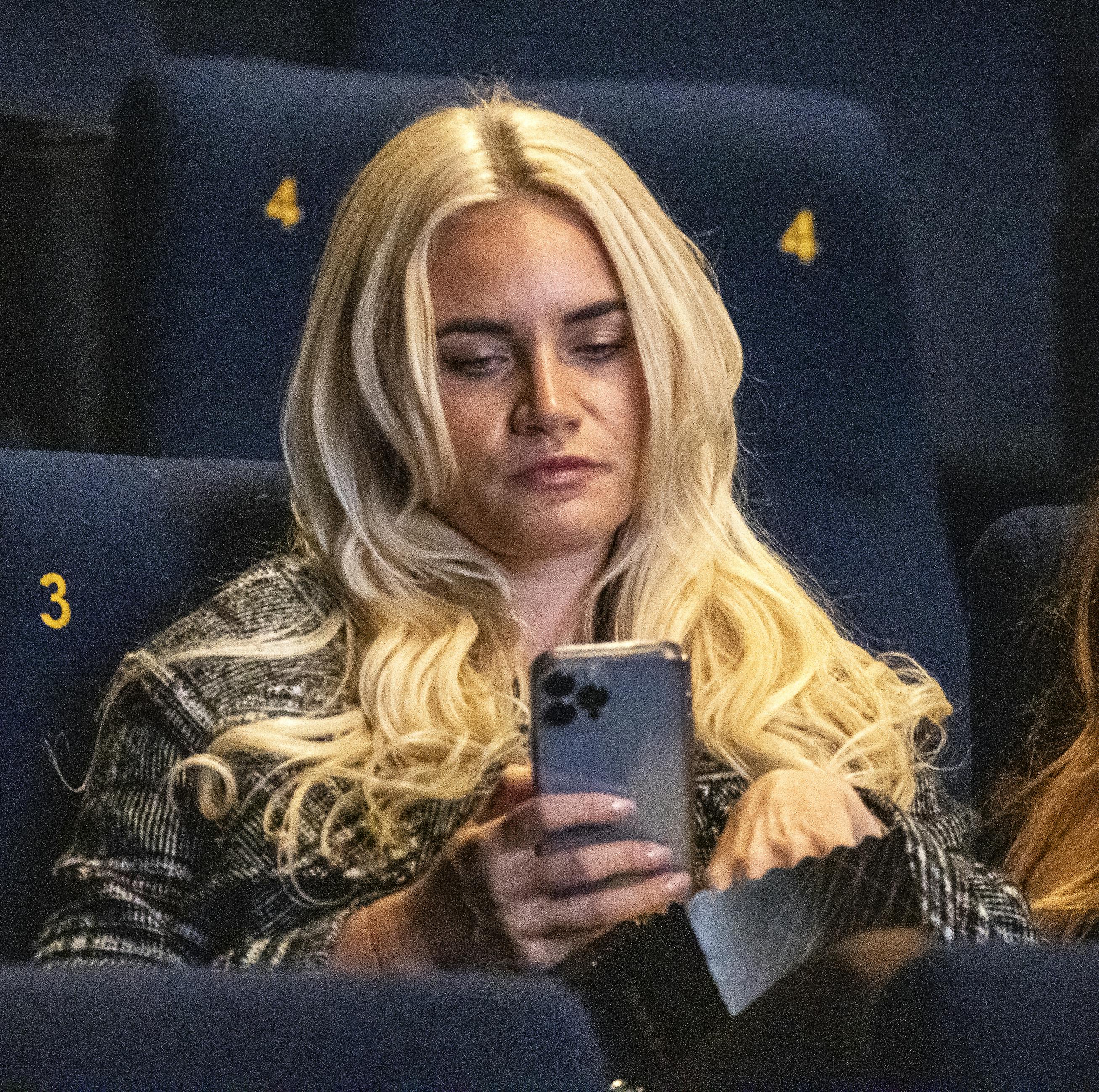 Thalia Pitzner er dømt for at benytte håndholdt telefon, mens hun kørte i bil. Her er hun i biografen, hvor hun også har telefonen fremme. 