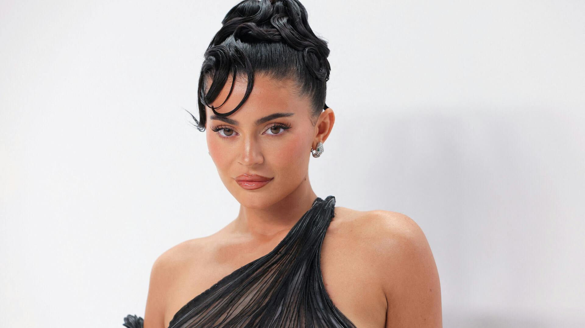 Fans af Kylie Jenner mener, at hun ser lidt for godt ud på nye spritnye paparazzibilleder. 