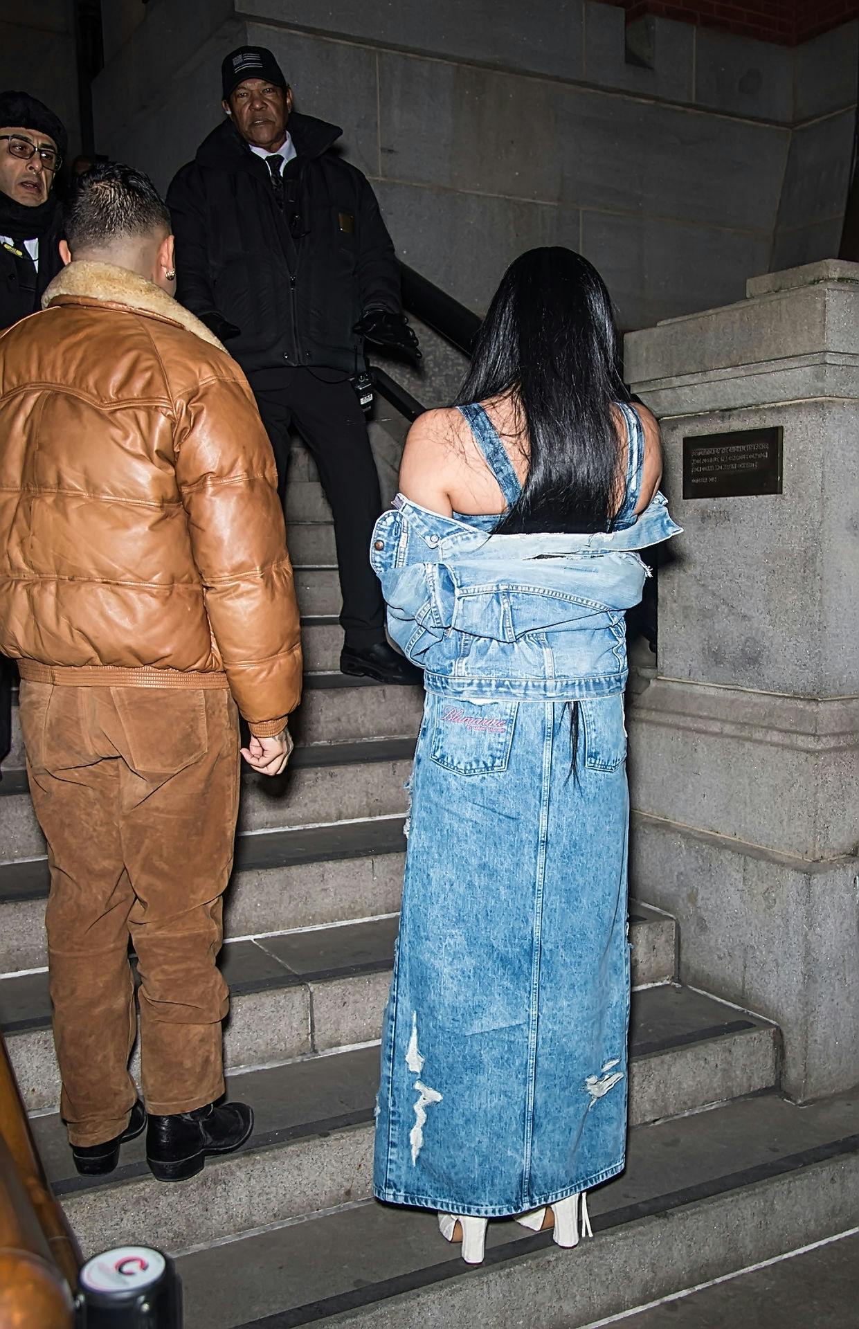 Her bliver Lourdes Leon og hendes ven afvist i døren.