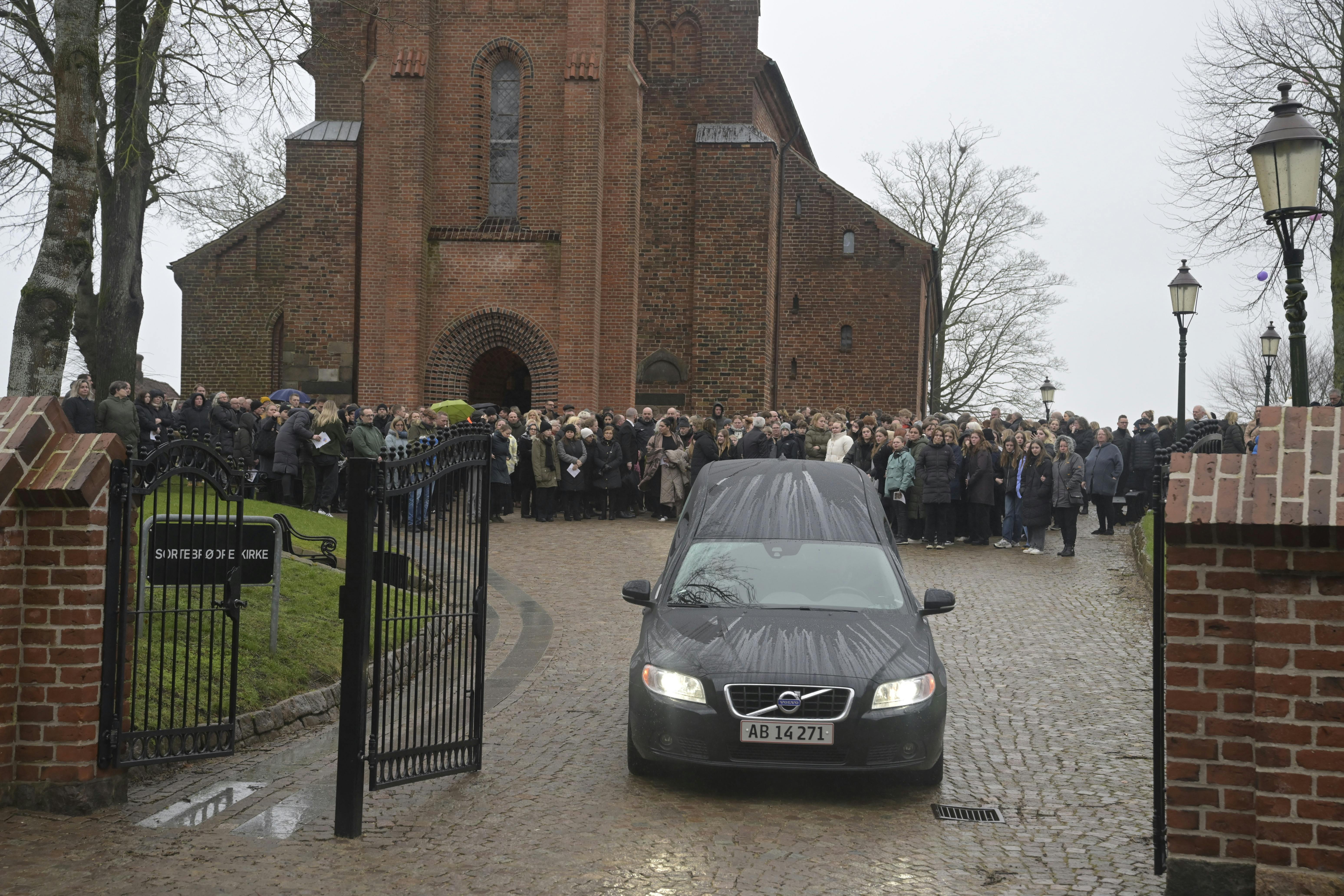 Der var dukket flere mennesker op til begravelsen, end det var plads til i kirken. Omkring 100 mennesker måtte sidde i sognehuset, hvor de kunne følge med i præstens tale.&nbsp;
