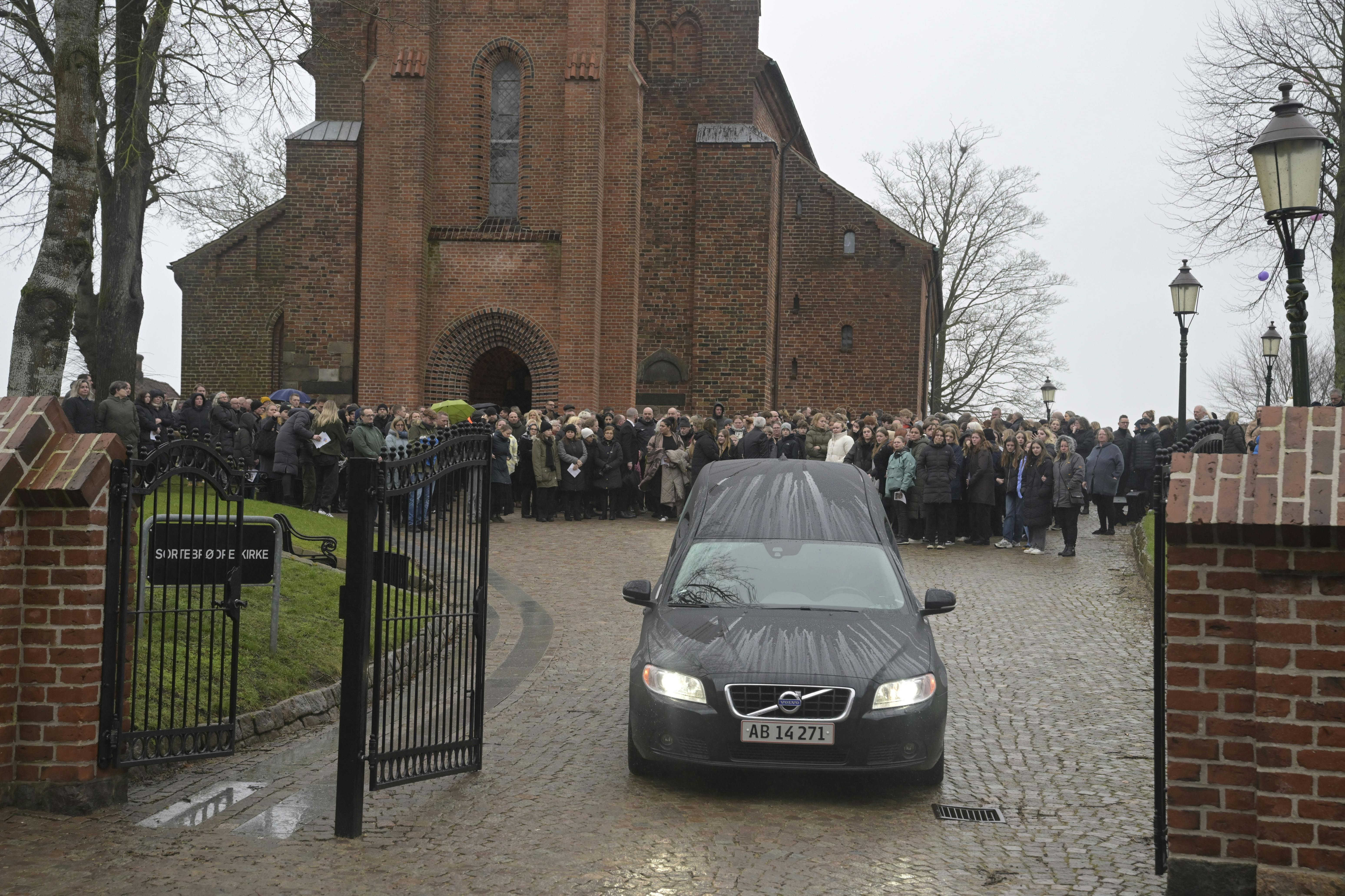 Der var dukket flere mennesker op til begravelsen, end det var plads til i kirken. Omkring 100 mennesker måtte sidde i sognehuset, hvor de kunne følge med i præstens tale. 