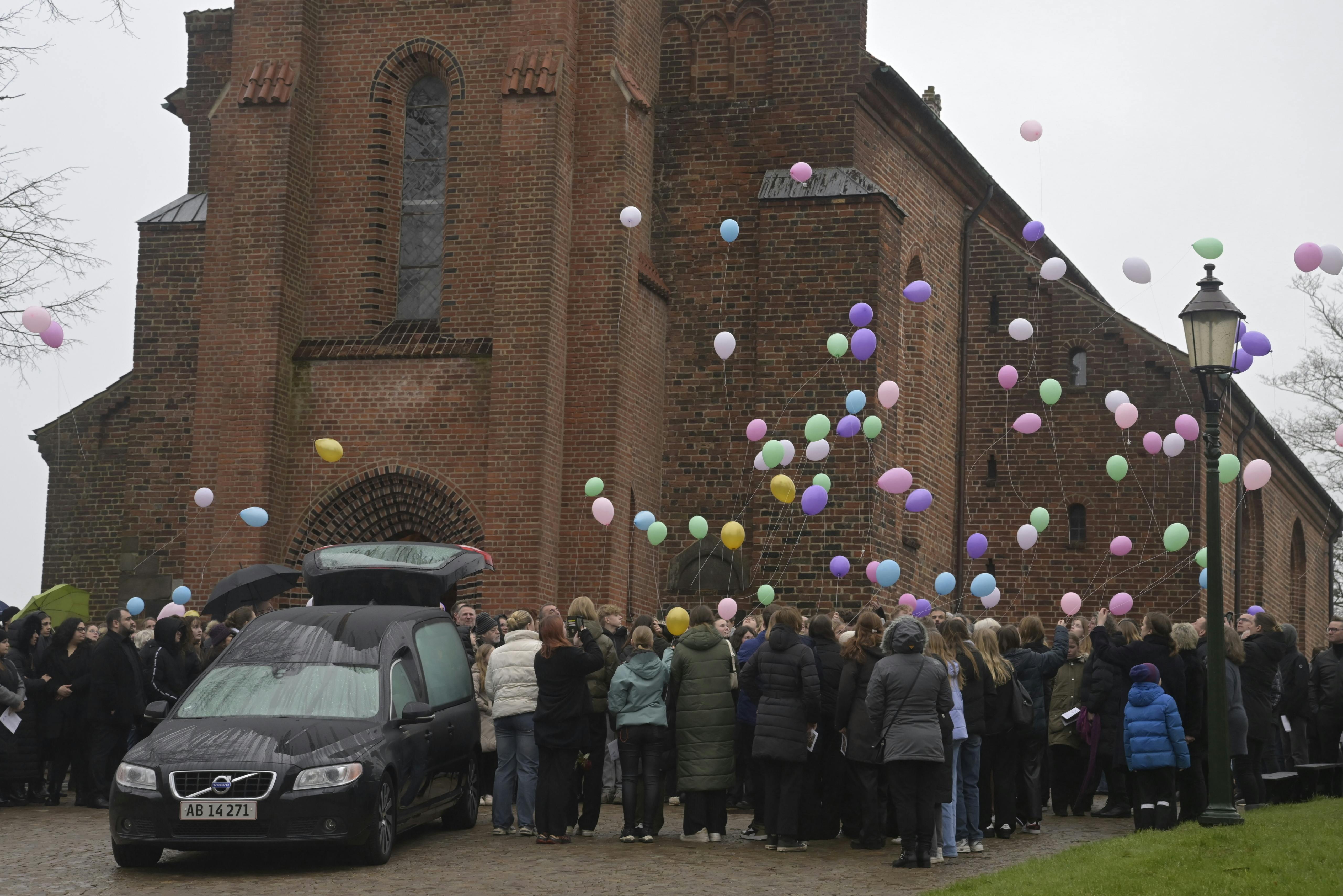 I det sekund kirkeklokkerne stoppede med at kime, gav venner og pårørende slip på de 100 balloner.&nbsp;
