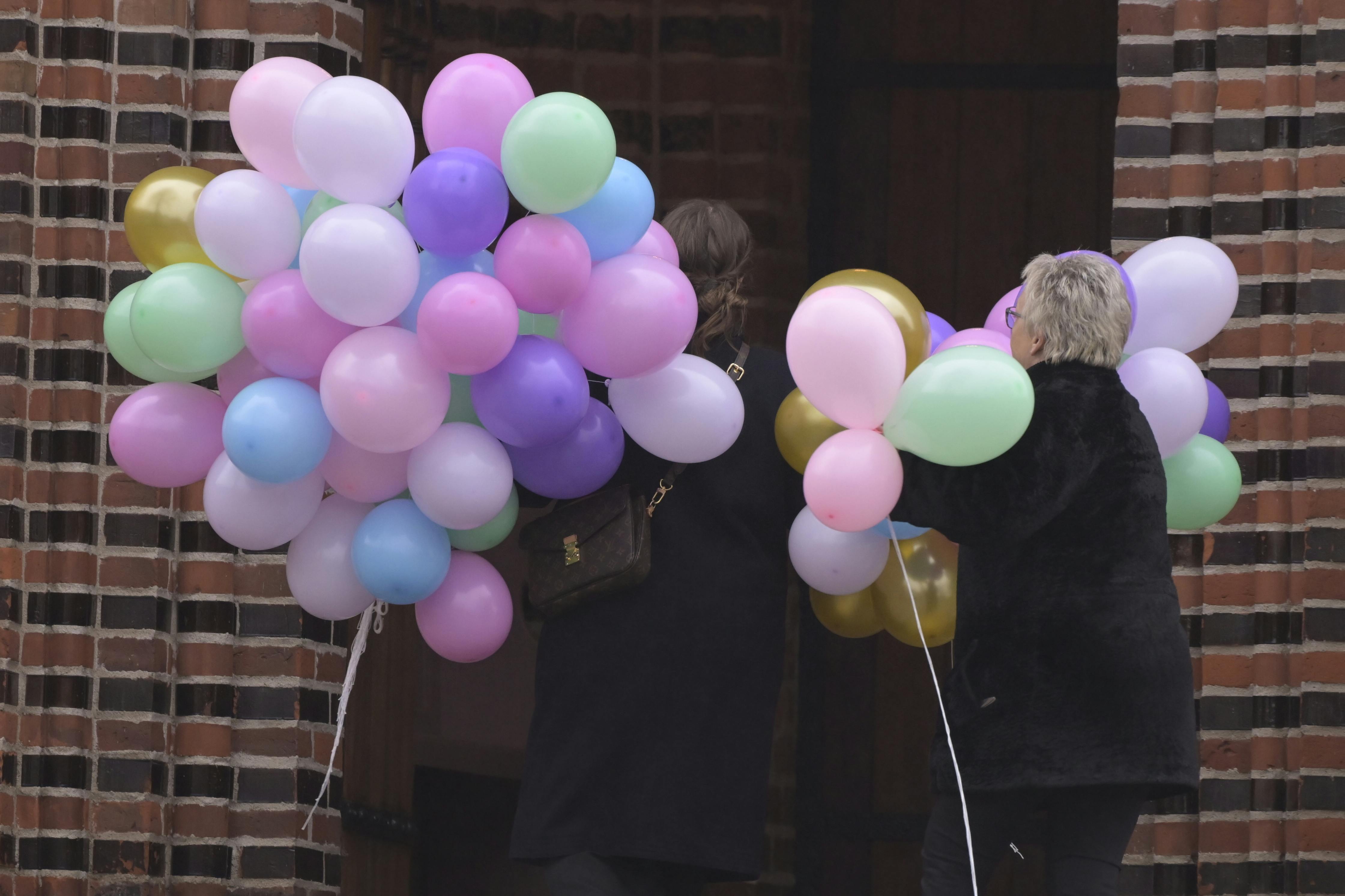 Selvom begravelsen var frygtelig trist, så lyste den op med både farverige balloner og farvede kister.&nbsp;
