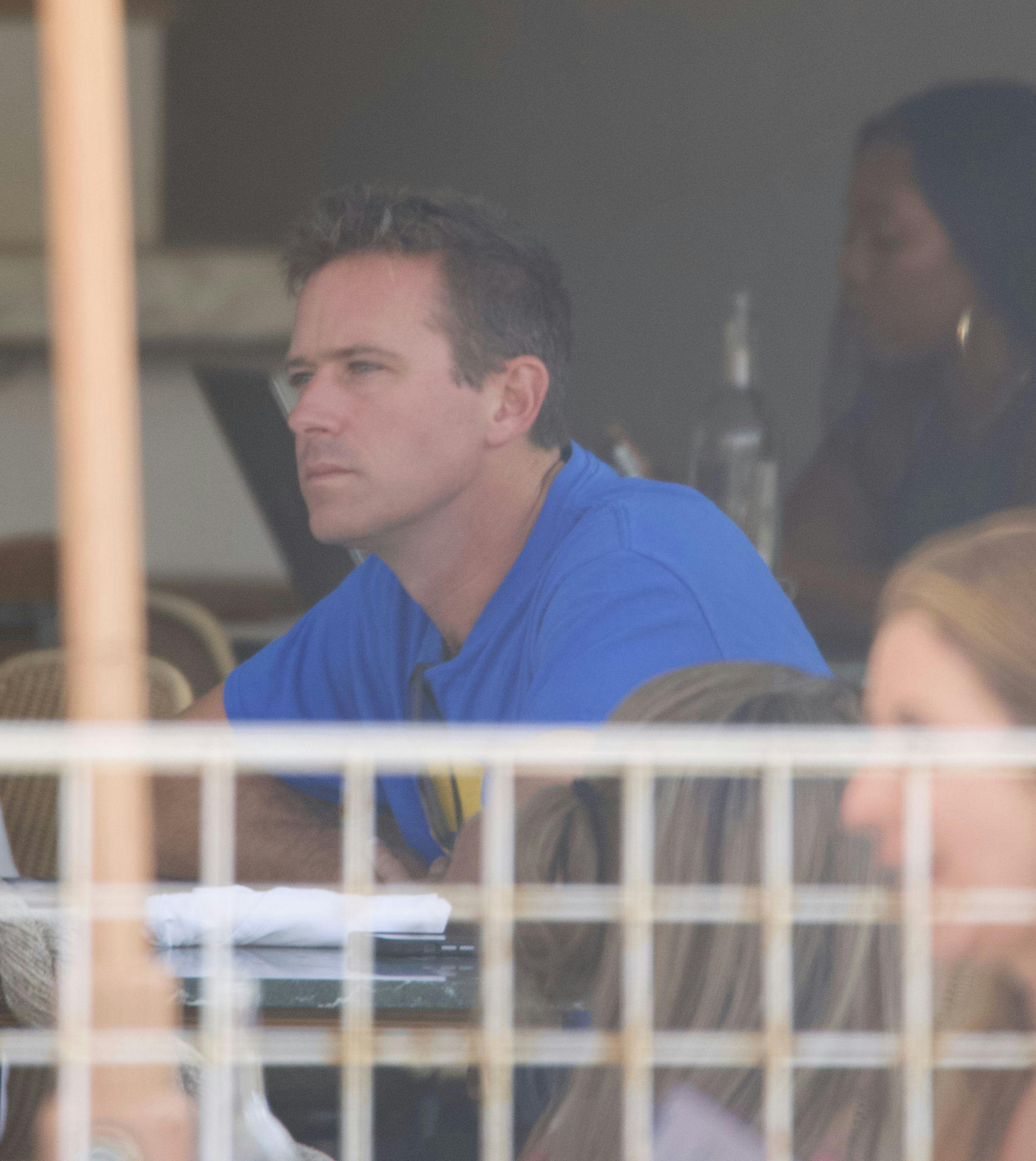 Hammer har gemt sig på Caymanøerne og blev erstattet i den ene filmrolle efter den anden ovenpå de voldsomme anklager 