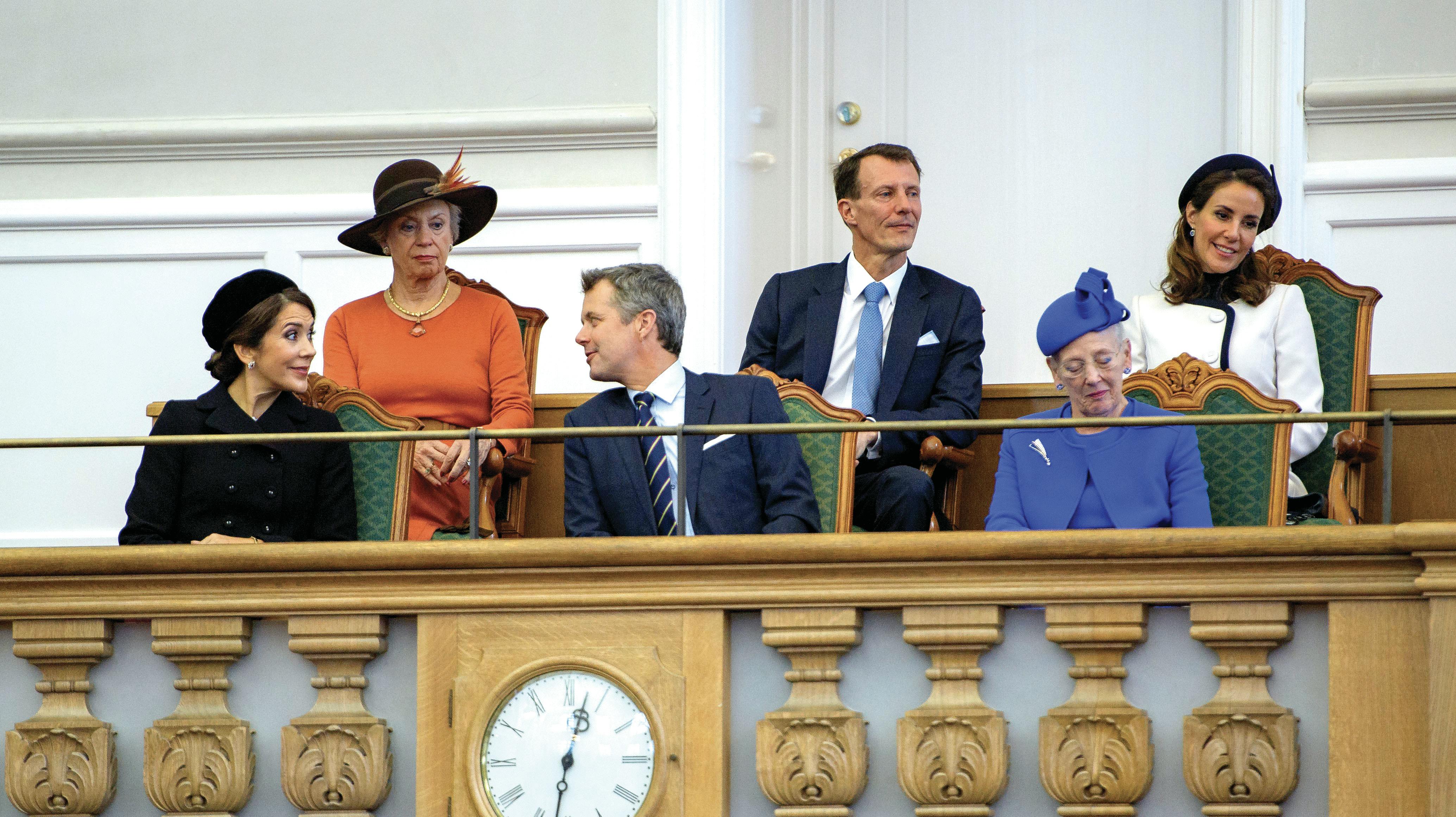 Kronprinsesse Mary, prinsesse Benedikte, kronprins Frederik, prins Joachim, dronning Margrethe og prinsesse Marie