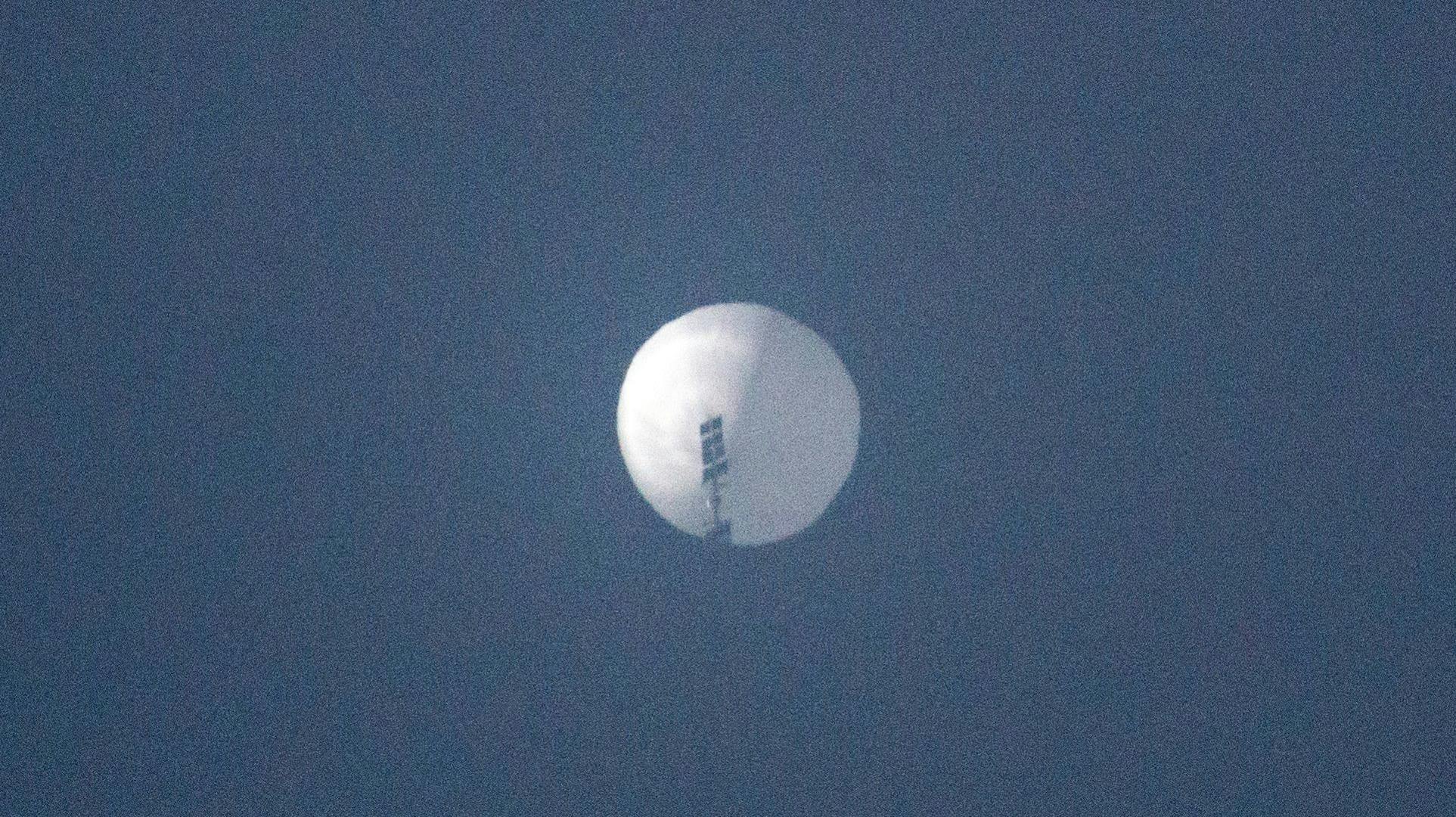 Efter at have lukket for flytrafikken, skød amerikansk militær lørdag aften dansk tid den kinesiske luftballon ned