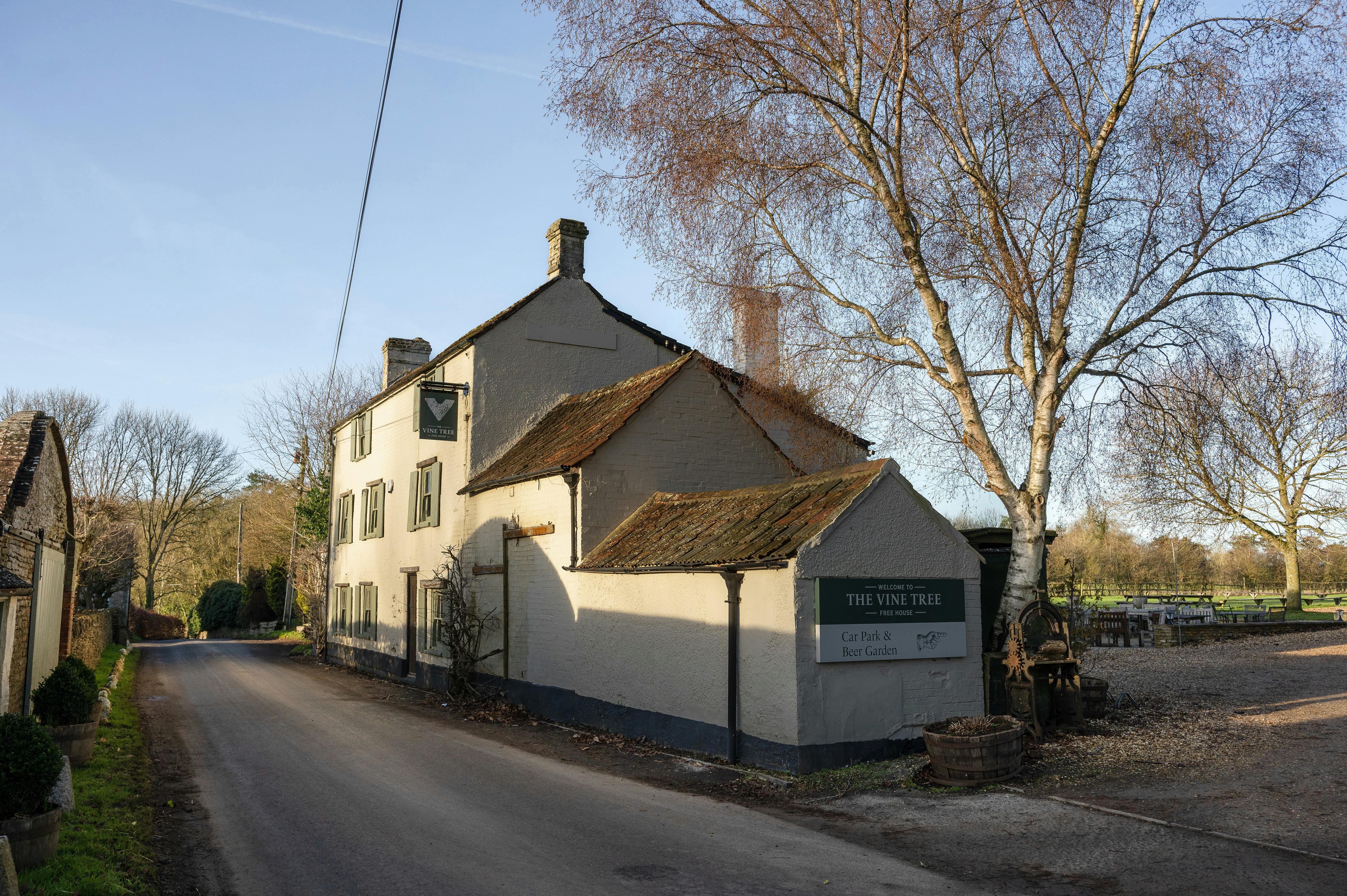 Det var på marken bag denne pub, The Vine Tree Inn, i byen Norton, den unge prins mistede sin uskyld. Ifølge kvinden, som han havde sin seksuelle debut med, var det knap så romantisk, som han ellers beskriver i passagerne i "Spare". 