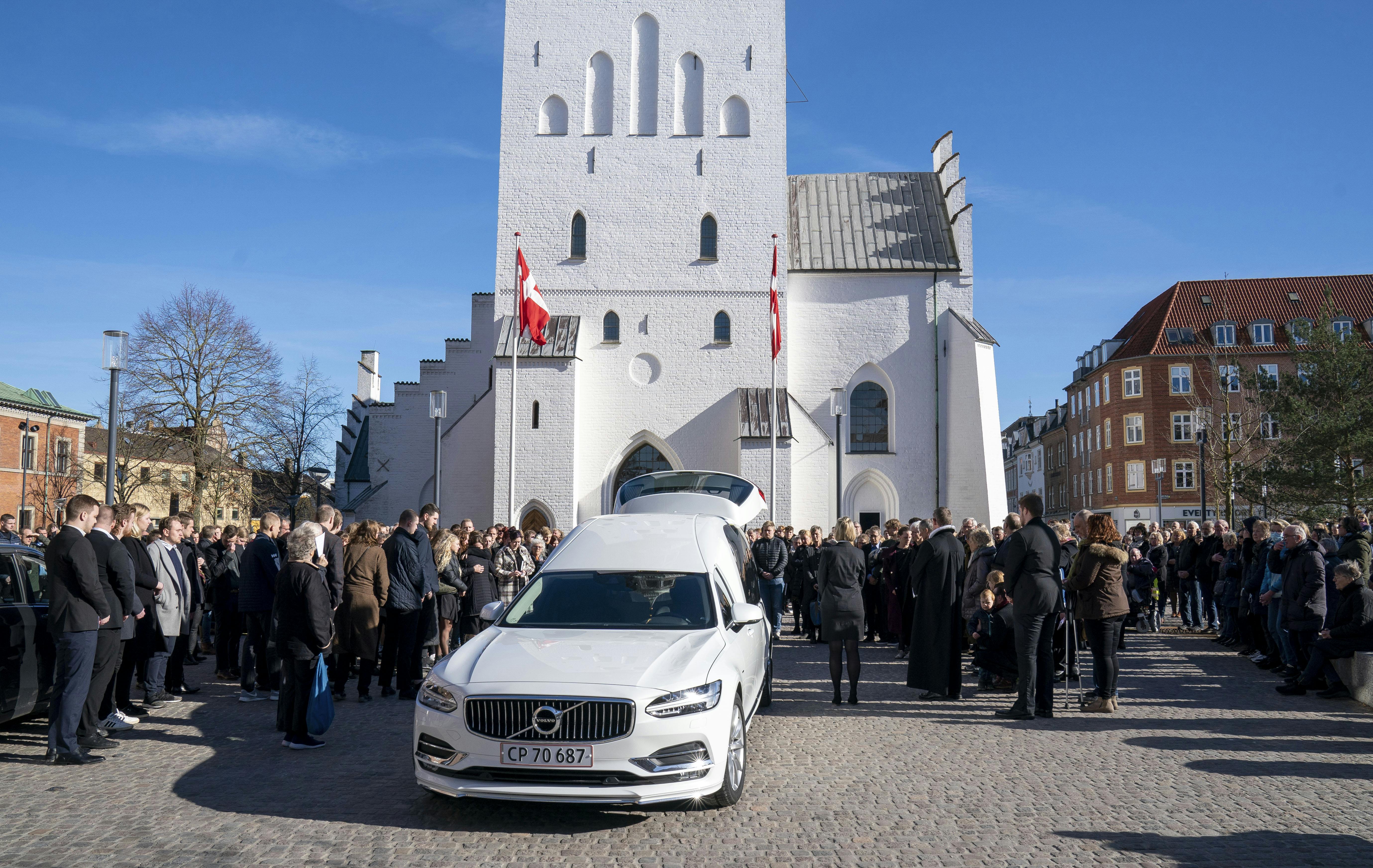I Budolfi Kirke i Aalborg var mange mennesker mødt op for at sige et sidste farvel til Mia Skadhauge Stevn.