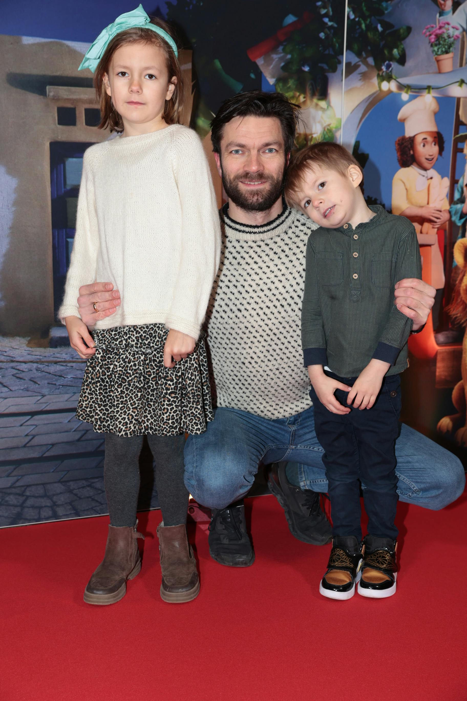 Thomas Skov og børnene, Ellen og Otto, er blandt andet taget et smut i biografen for at se den nye familiefilm. nbsp;