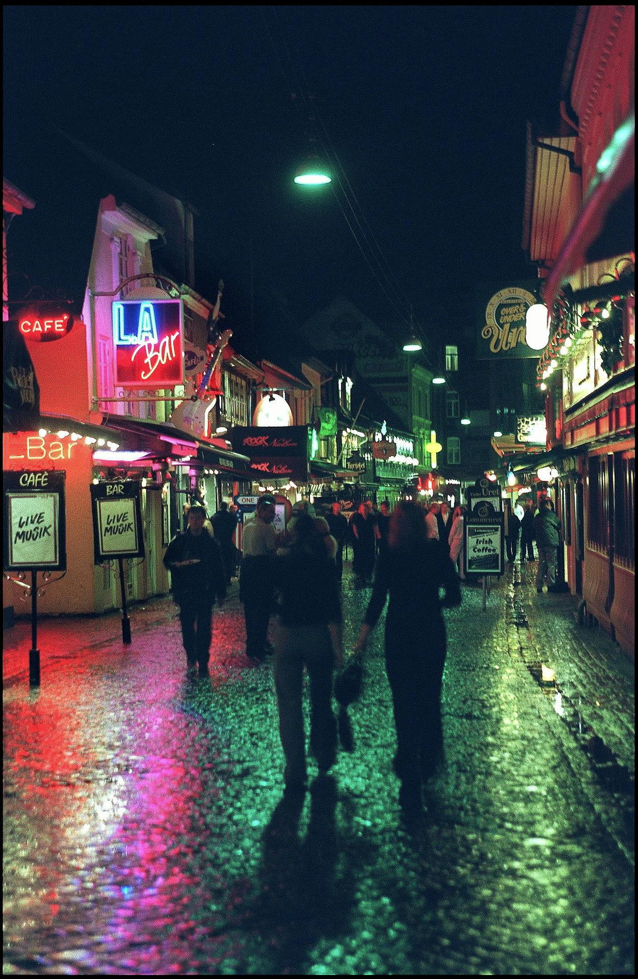 De unge mennesker i Aalborg passer bedre på hinanden, efter Mia Skadhauge Stevn blev myrdet efer en bytur for et år siden.