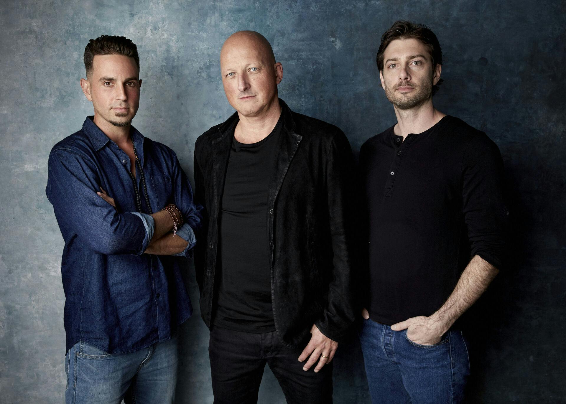 Dan Reed (i midten) står bag dokumentaren om "Leaving Neverland", hvori Wade Robson (til venstre) og James Safechuck (til højre) beskylder Michael Jackson for seksuelle overgreb. 