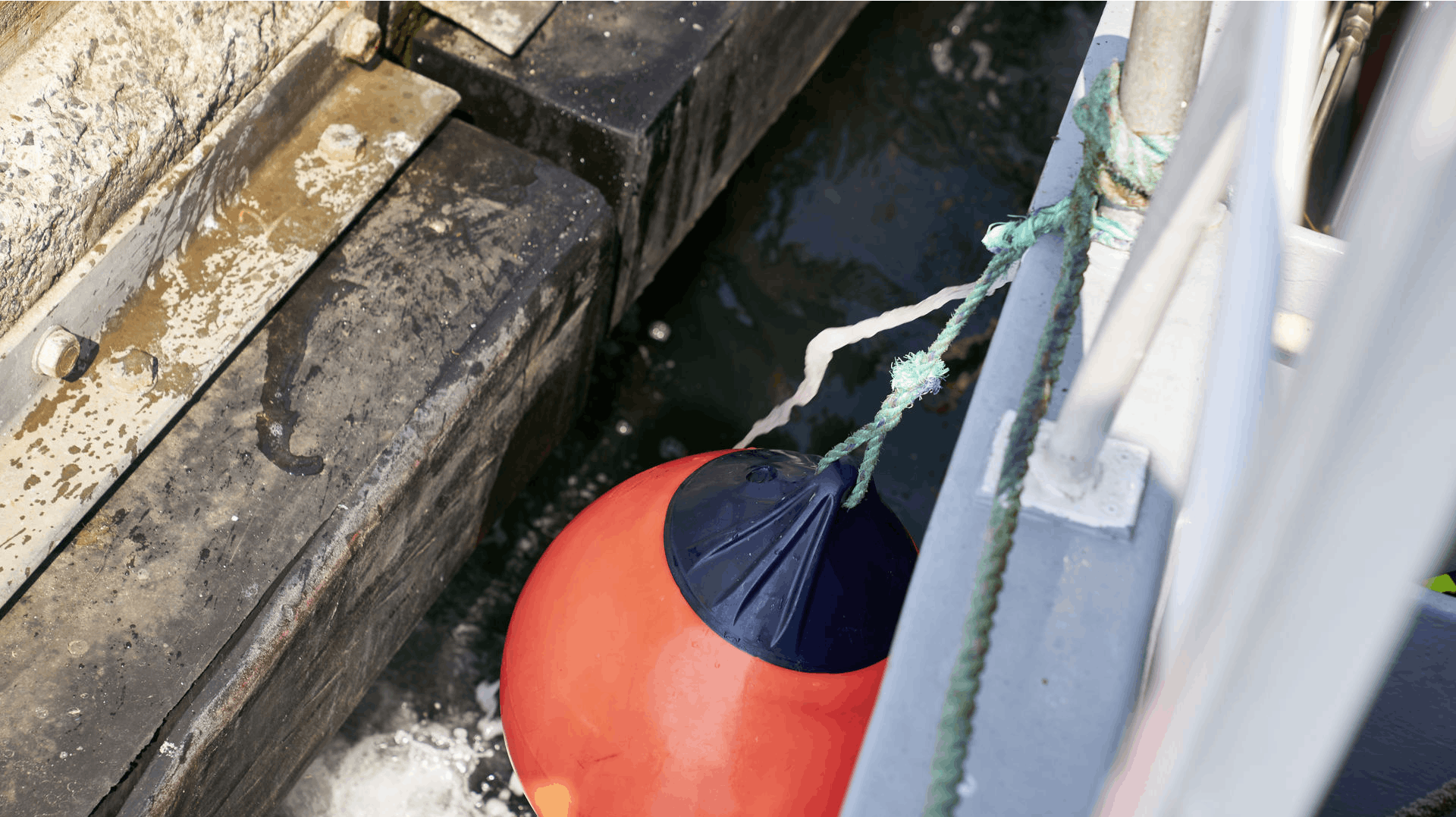 Fem fængslet for kutterdrab