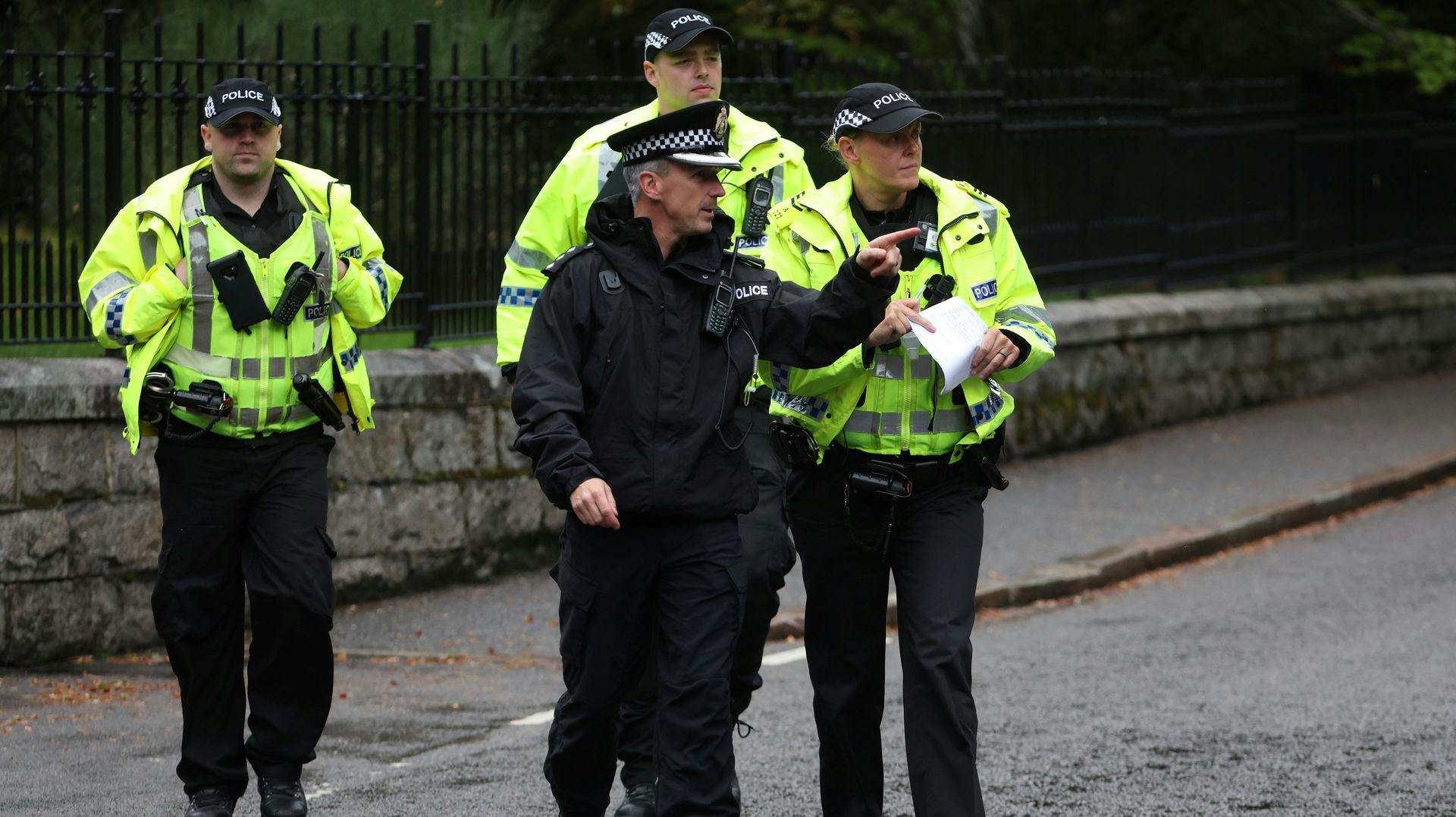 Tre børn og en kvinde blev mandag udsat for et knivoverfald i Huddersfield, og de blev hastet på hospitalet med alvorlige skader. En kvinde er anholdt i sagen.