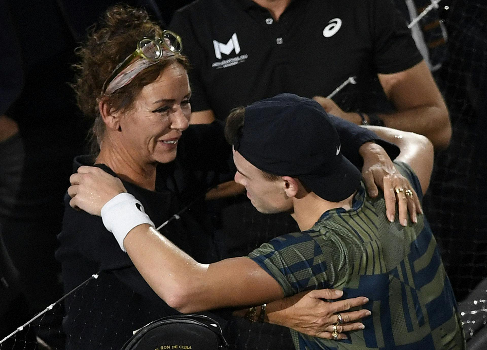 Mor var en af de første, som Holger Rune var ude at kramme, efter den enormt imponerende sejr over verdens nummer et, Novak Djokovic, sidste år.
