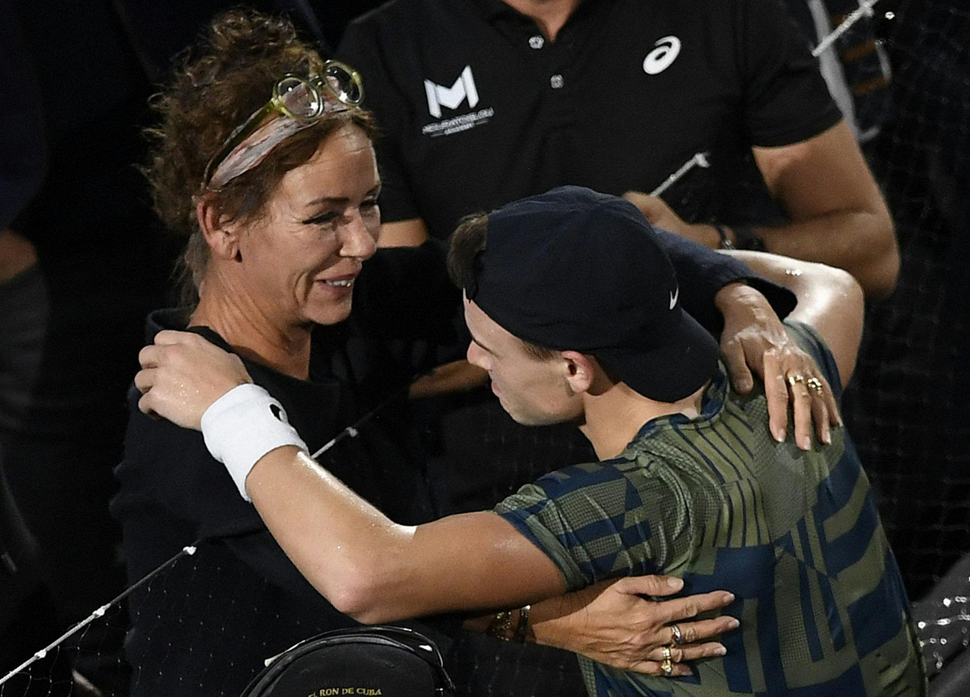 Mor var en af de første, som Holger Rune var ude at kramme, efter den enormt imponerende sejr over verdens nummer et, Novak Djokovic, sidste år.