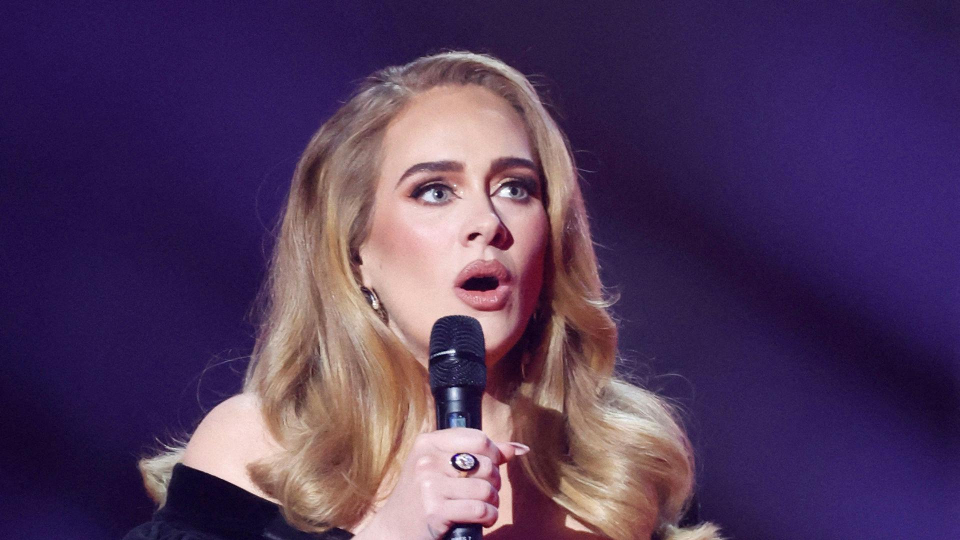 Adele lod sig i den grad begejstre, da hun mødte The Rock til årets Grammy-uddeling. (arkivfoto)
