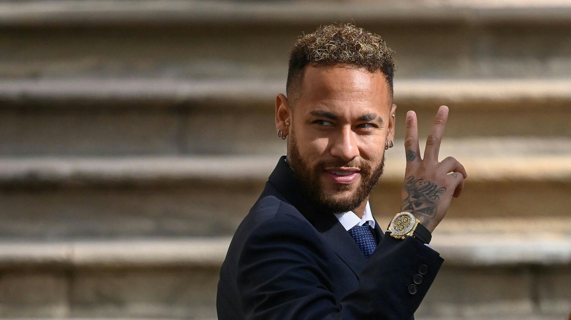 I øjeblikket sidder Neymar ude med en skade, men heldigvis har han mere held uden for banen, hvor den 31-årige brasilianer igen danner par med Bruna Biancardi.