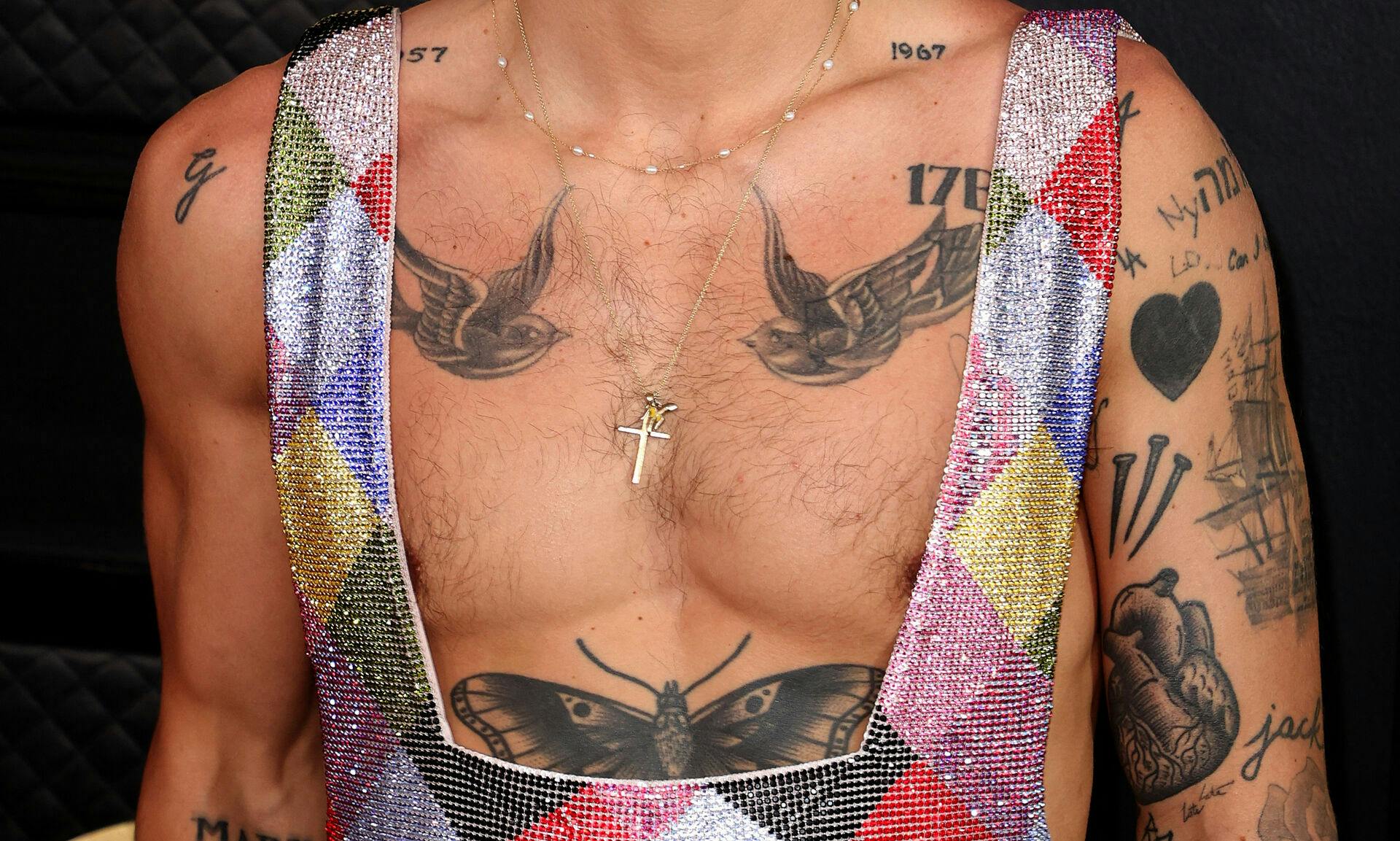 Harry Styles viste brystkasse og vorter frem på den røde løber.