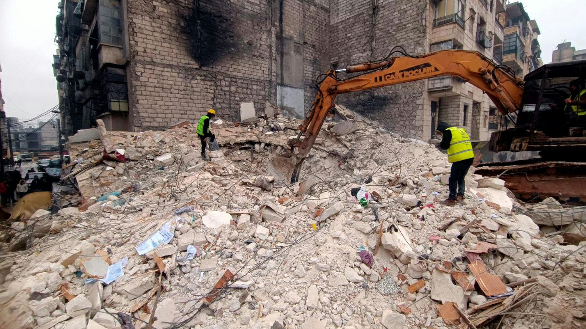 Jordskælvet har ikke bare ramt Tyrkiet. Også bygninger i Syrien er kollapset.
