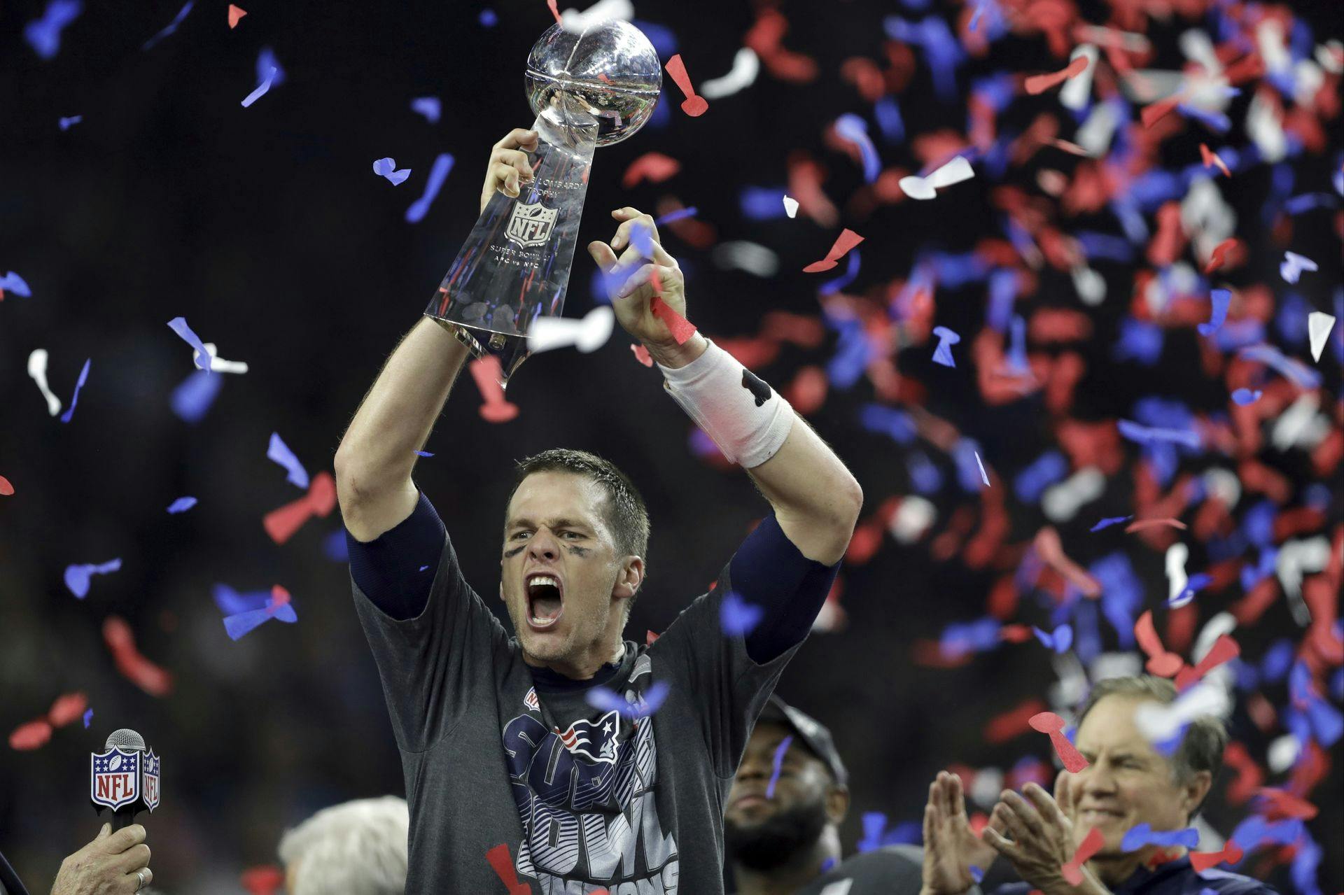 45-årige Tom Brady vandt syv Super Bowl-titler i sin karriere, og han regnes af de fleste som sportens største nogensinde. Den karriere kan ende med at gøre en fan næsten 700.000 kroner rigere.