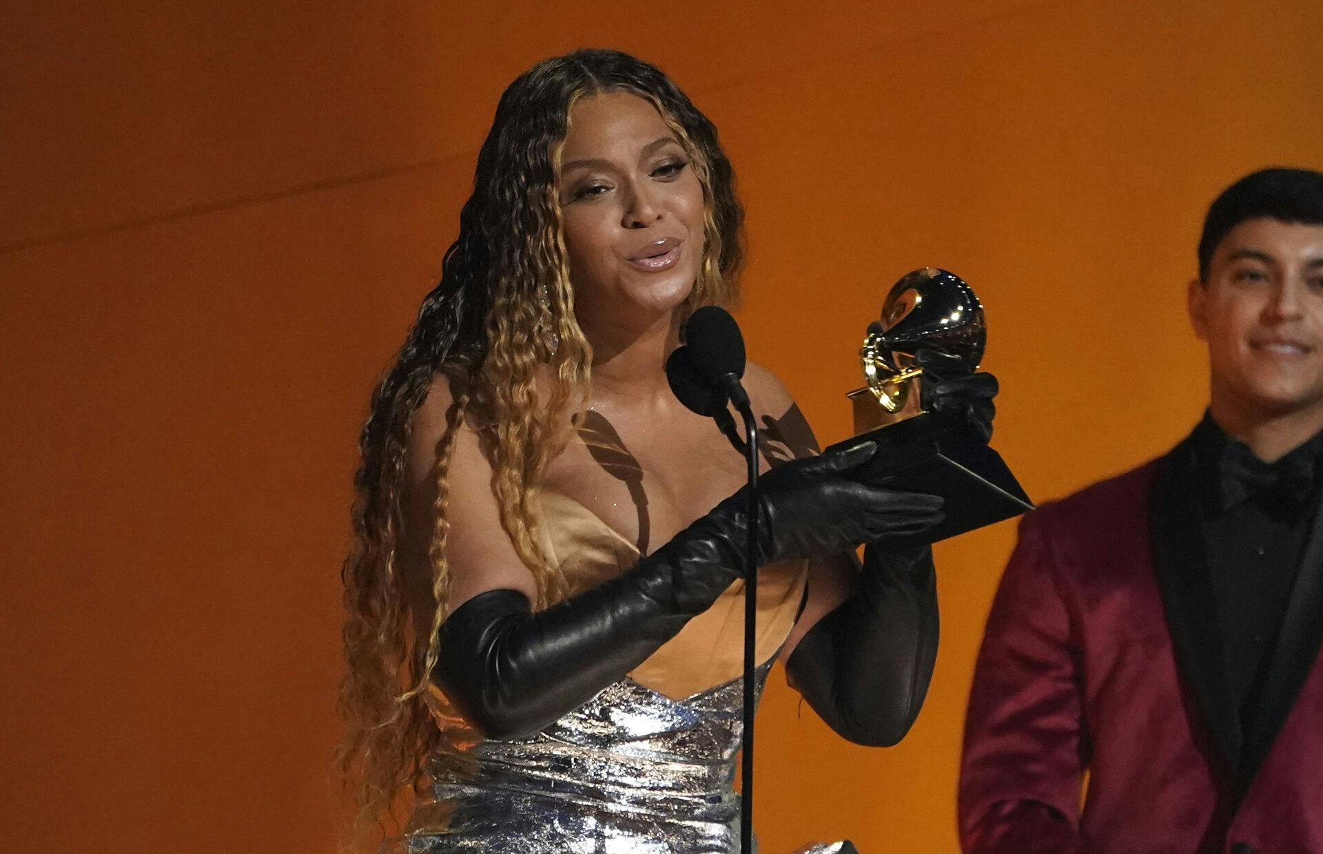 Beyoncé slår vild Grammy-rekord og følelsesladet hilsen Johnny SE og HØR