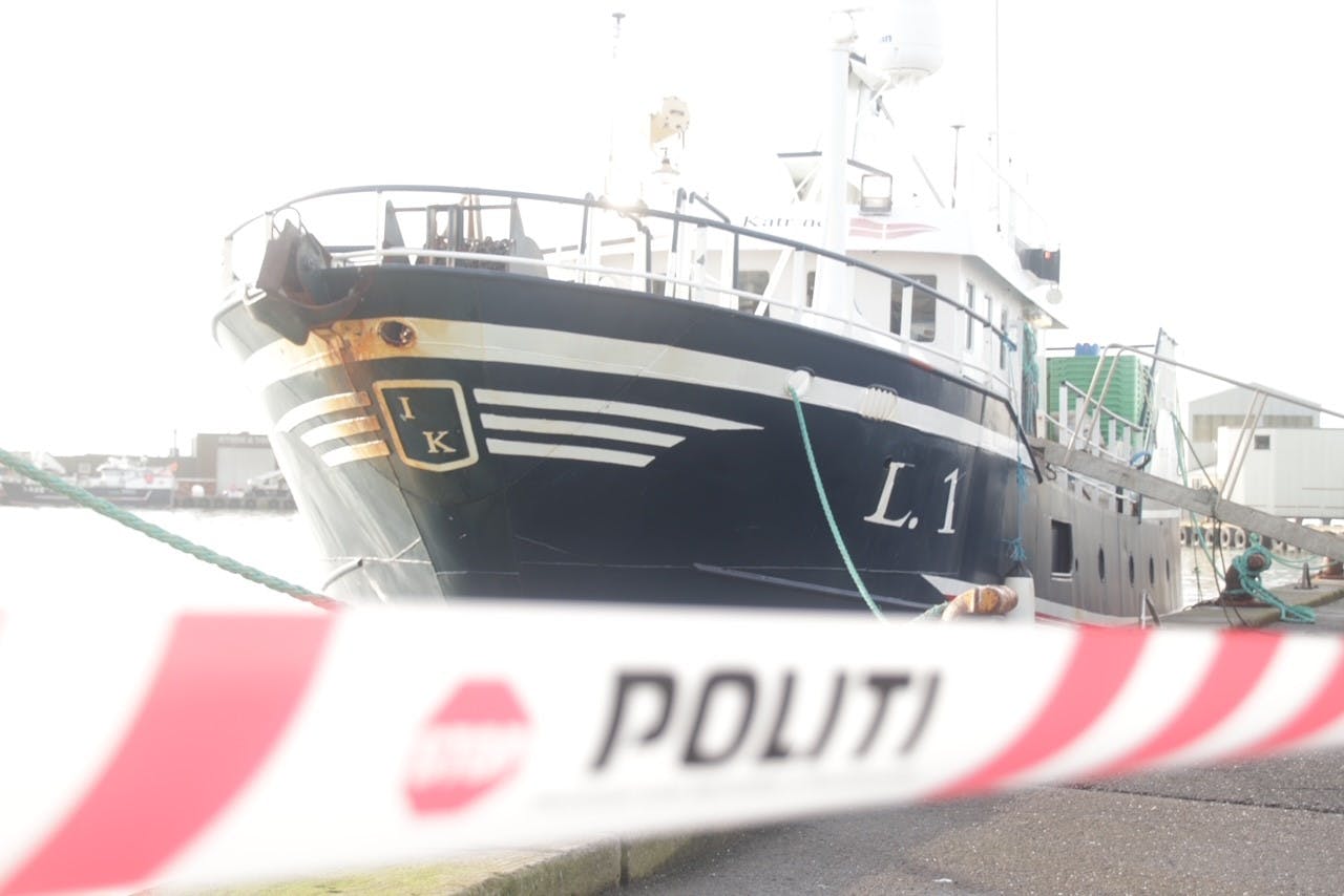 Alf Villum Jensen blev fløjet på hospitalet fra fiskekutteren L1 Inger Katrine, hvor han blev erklæret død. Politiet mener, at fem besætningsmedlemmer har været involveret i den voldsomme drabssag.