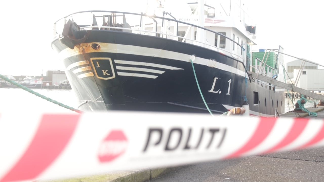 Alf Villum Jensen blev fløjet på hospitalet fra fiskekutteren L1 Inger Katrine, hvor han blev erklæret død. Politiet mener, at fem besætningsmedlemmer har været involveret i den voldsomme drabssag.