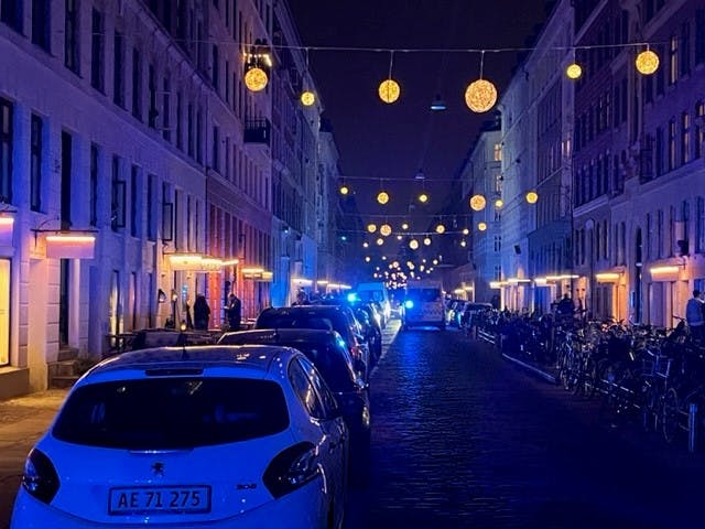 Politiet er mandag aften til stede på Nørrebro, da de har fået en anmeldelse om skyderi.&nbsp;