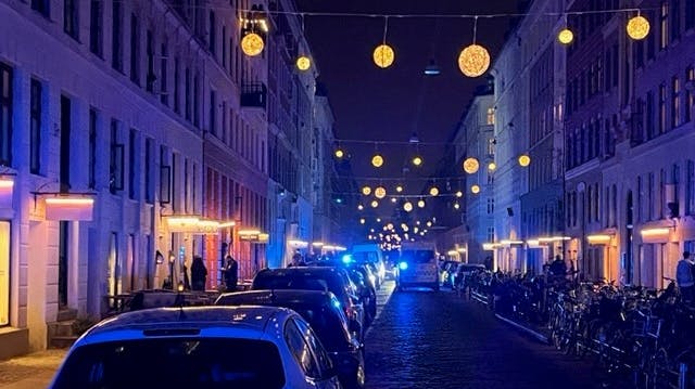 Politiet er mandag aften til stede på Nørrebro, da de har fået en anmeldelse om skyderi. 