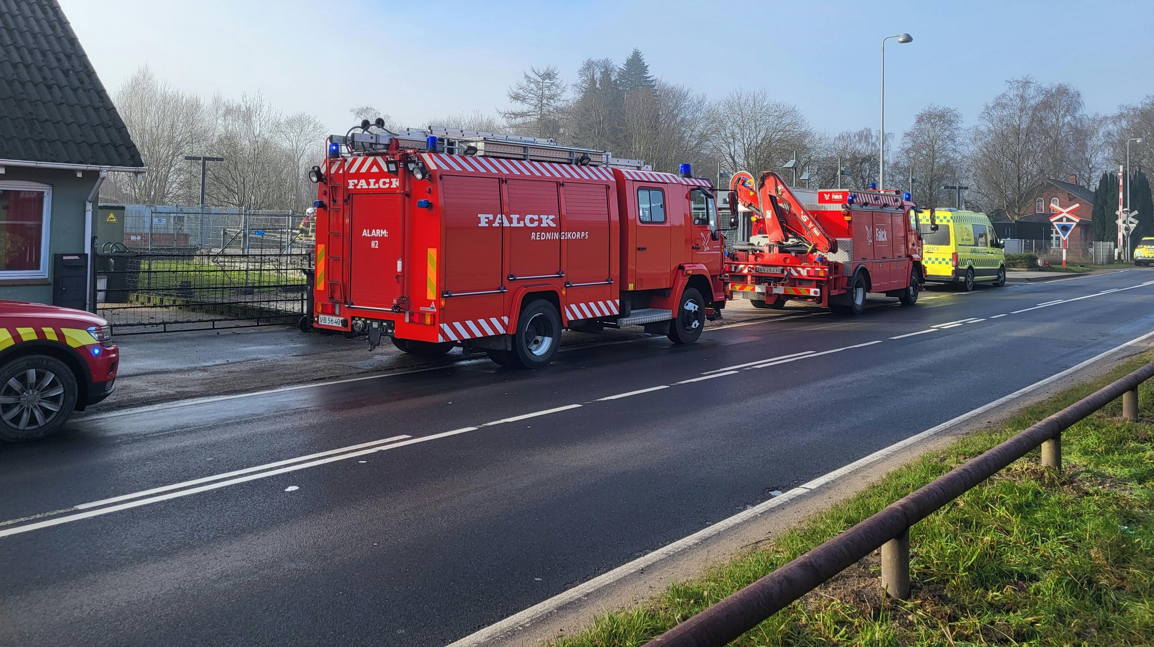 Redningsmandskab er mandag eftermiddag massivt til stede ved Kirkeby Station, hvor en person er afgået ved døden efter at være blevet påkørt af et tog.