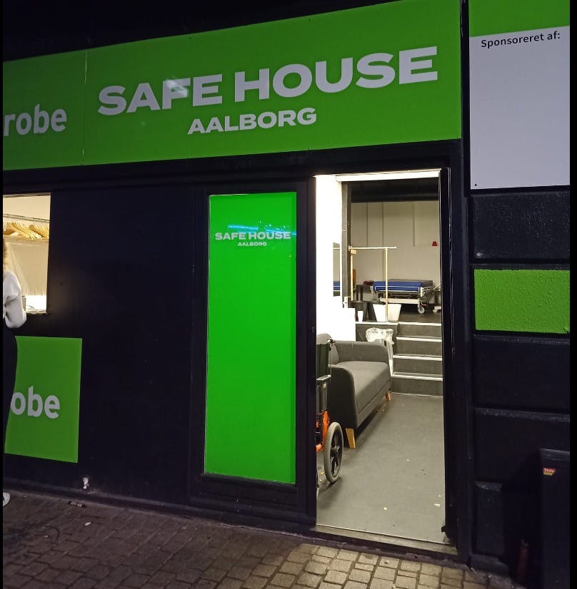 På Facebook roser folk Safe House. En mor takker for den hjælp, de gav hendes søn, mens en anden bare takker for, at de er der. 