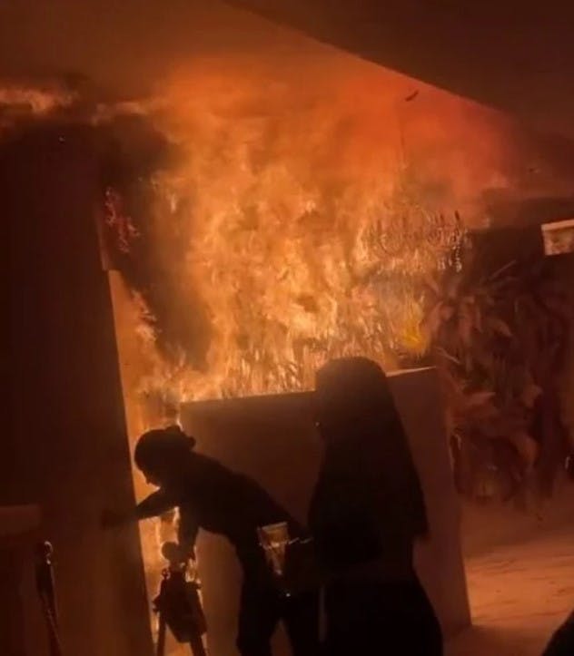 Det er vilde billeder af den brændende restaurant, der florerer på det sociale medie.