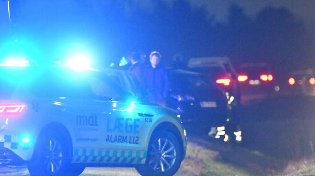 To biler kørte søndag frontalt sammen, og tre voksne døde. To børn slipper med livet i behold. nbsp;