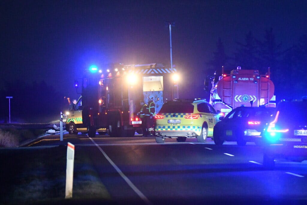 Tre voksne døde i en ulykke søndag på en landevej mellem Staby og Ulfborg.&nbsp;
