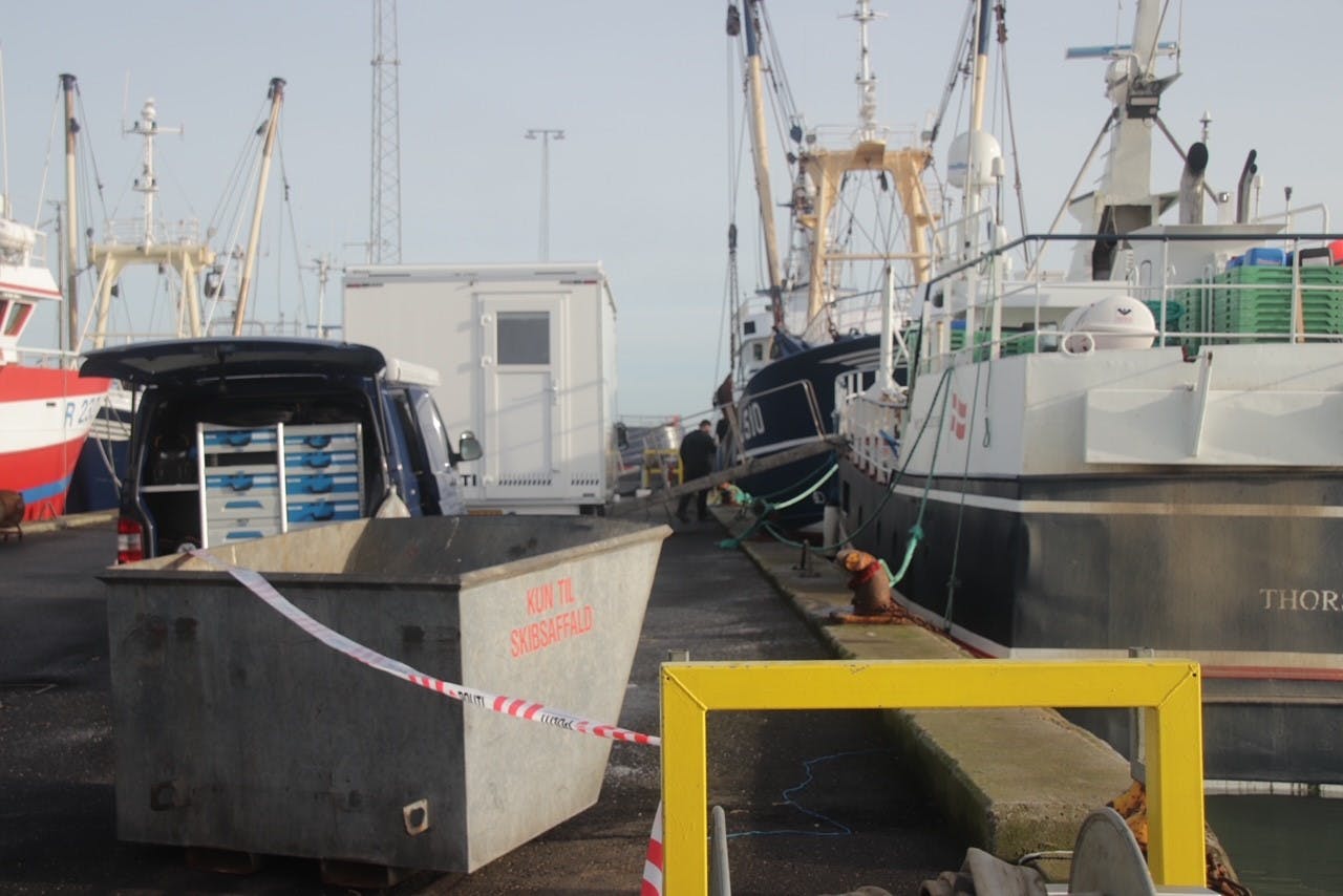 Politiets teknikere arbejdede på L1 Inger Katrine fra onsdag aften, hvor fiskekutteren endelig kunne komme i land. Dermed havde de fem mistænkte fiskere hele to døgn alene på gerningsstedet.