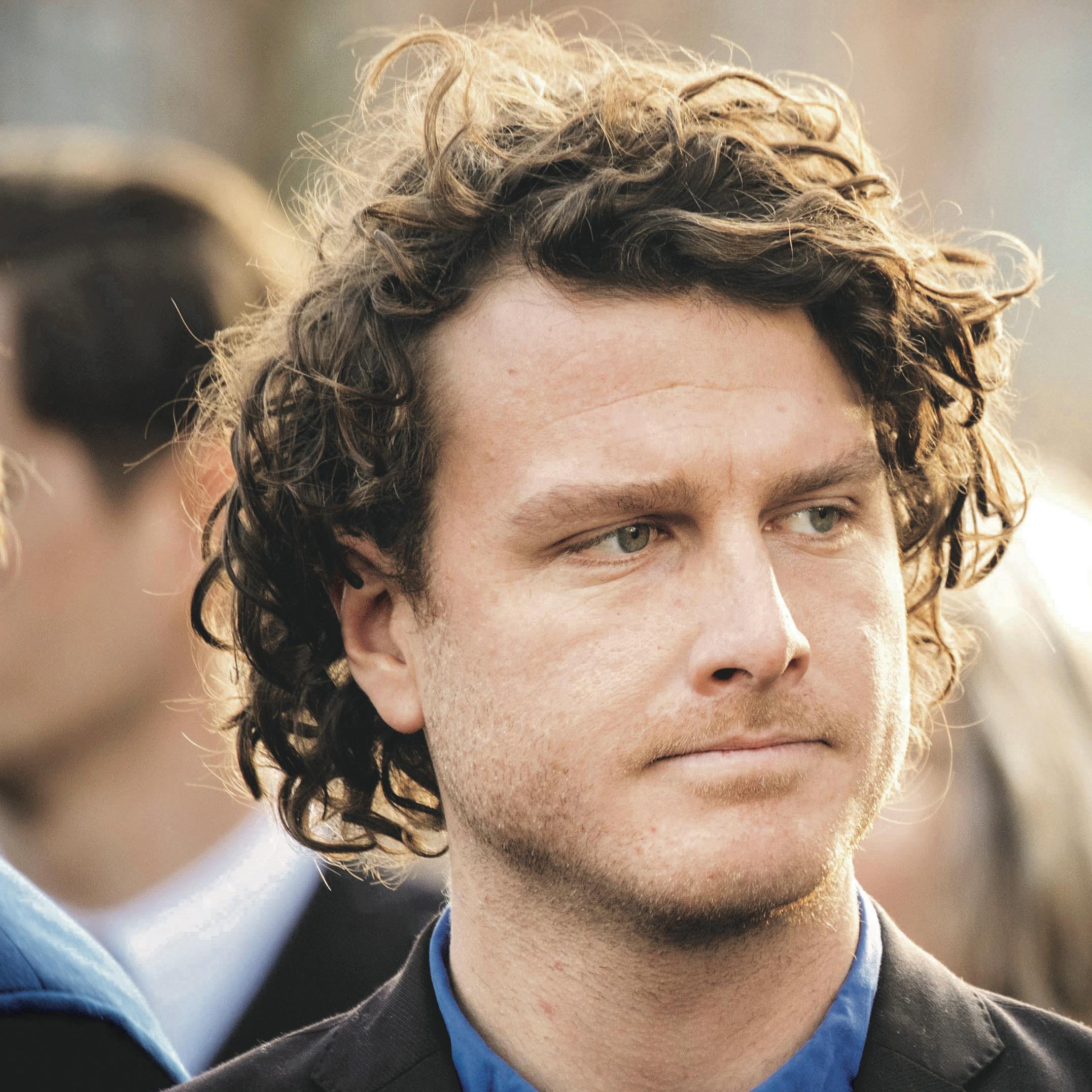 Theis Midé Erichsen fortæller om den store sorg, der ramte ham og kæresten Ida, da de mistede deres nyfødte søn, i programmet "Den sidste breddegrad". 