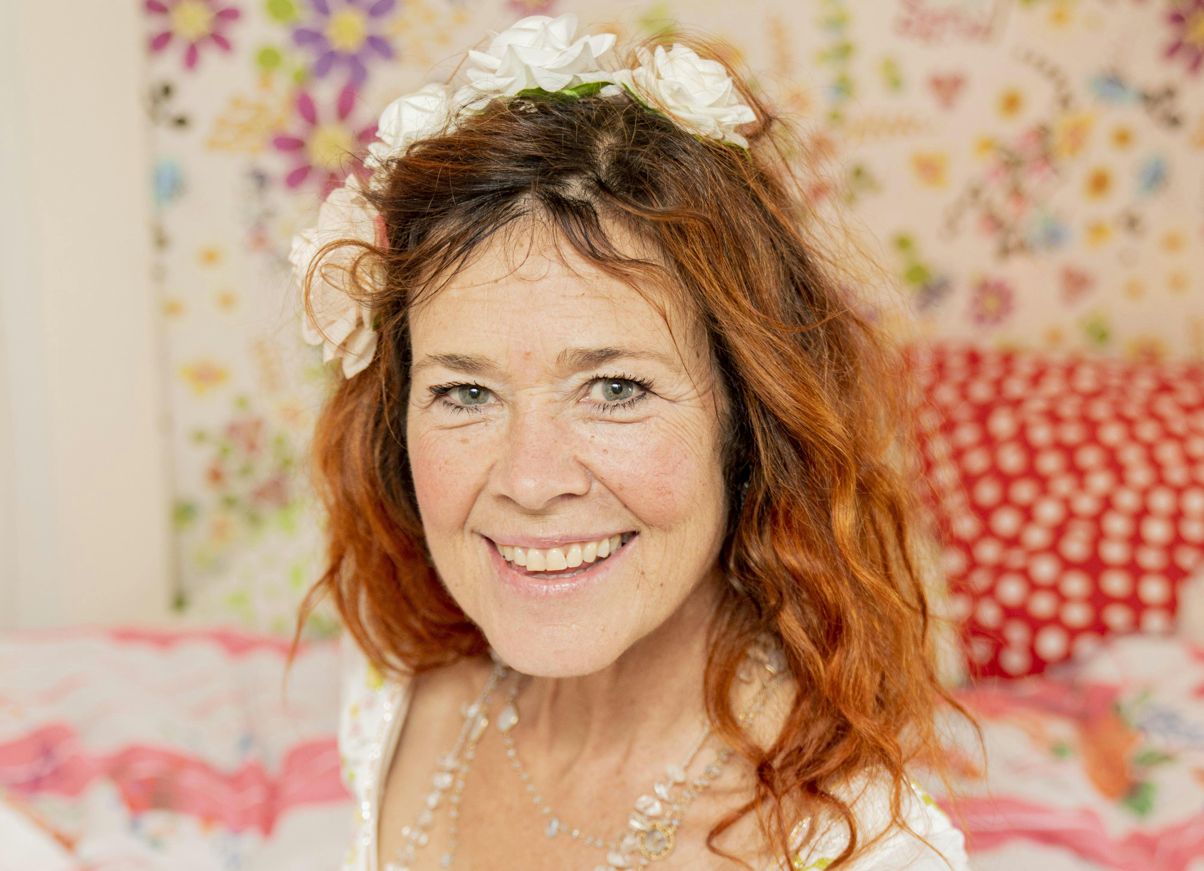 Joan Ørting holder sin 26 år yngre amour væk fra offentligheden, og det er der en god grund til. nbsp;