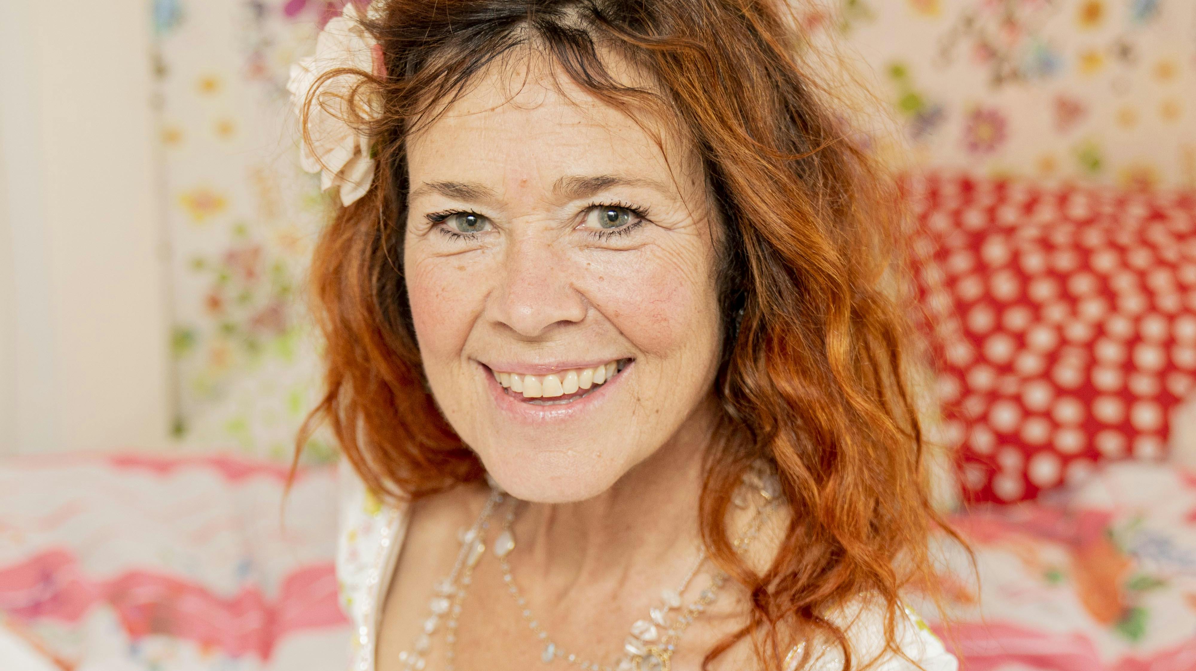 Joan Ørting holder sin 26 år yngre amour væk fra offentligheden, og det er der en god grund til. nbsp;