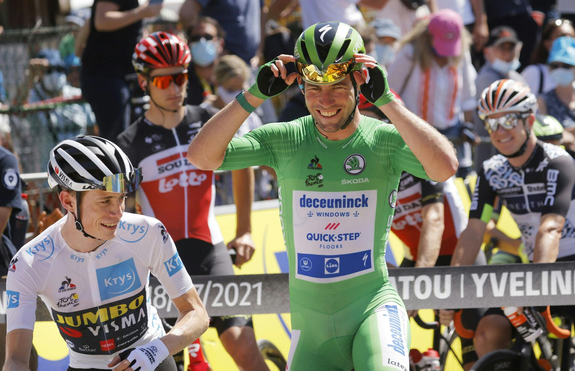 Mark Cavendish var her, der og alle vegne ved Tour de France i 2021. Her ses han (th.) med danske Jonas Vingegaard, der blev samlet nummer to det år.