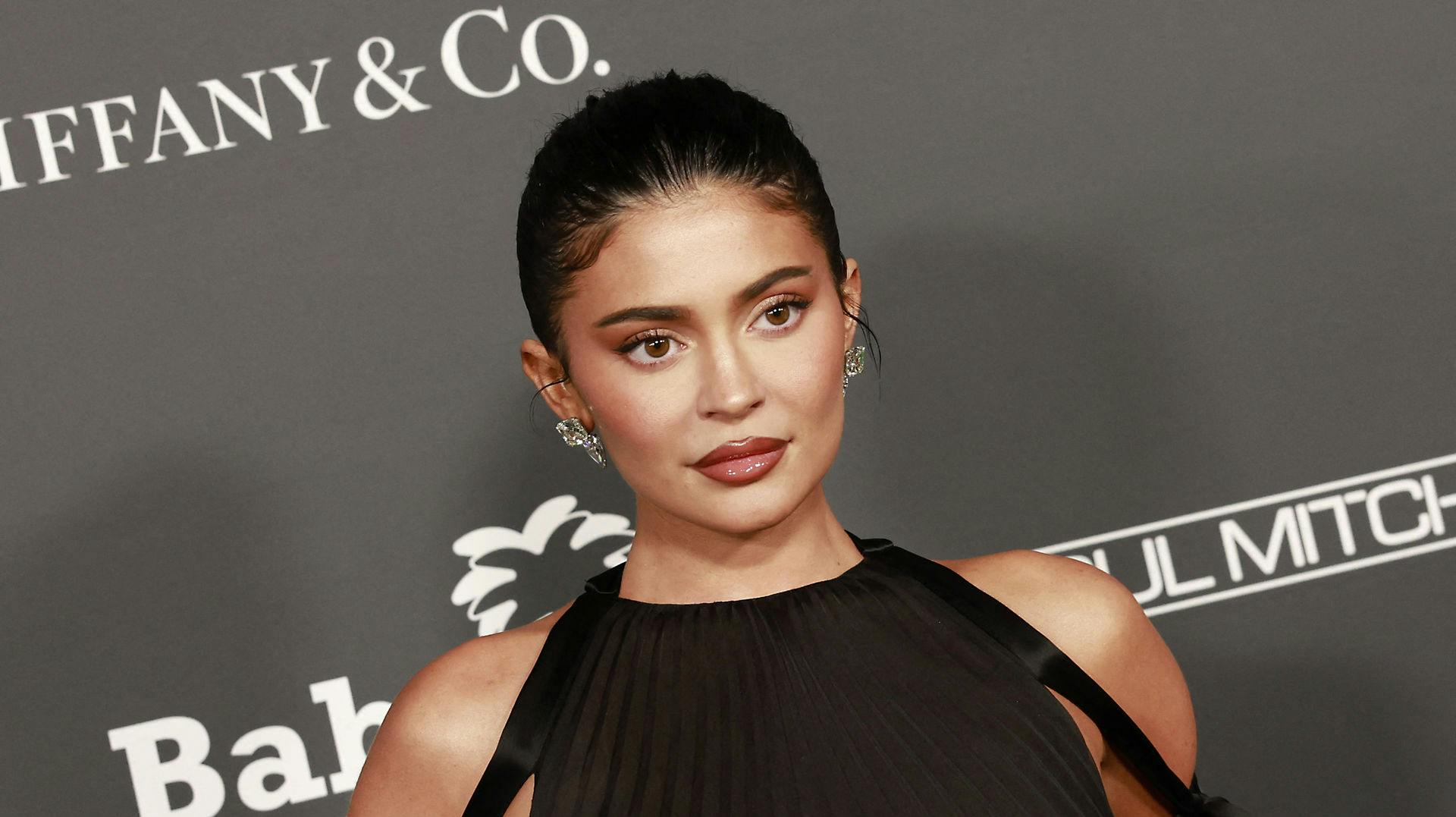 Kylie Jenner viser sig frem i dyr bikini.